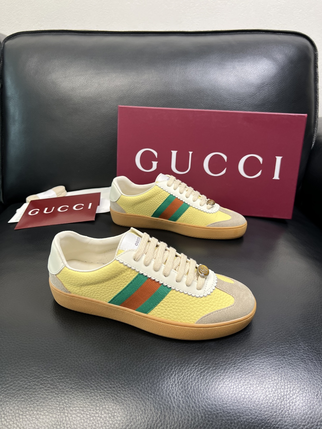 NO:680348,Gucci high-quality top crafts Gucci counter classic model original configuration, Italian imported cowhide fabric, imported cowhide lining, breathable and comfortable, original soles are super comfortable, original factory follow-up goods, welcome to compare, couple model size female 35-39 male 38-44 (customized 38 45 46),,gucci,cowhide19860909Gucci 高品质 顶级工艺品 古奇 专柜经典款原厂配置,意大利进口牛皮面料,进口牛皮内里垫,透气舒适,鞋底原厂特供原版底超级舒适,原厂跟单货,欢迎对比,情侣款 码数 女35-39 男38-44（订做38 45 46),,gucci,cowhide,Men's shoes