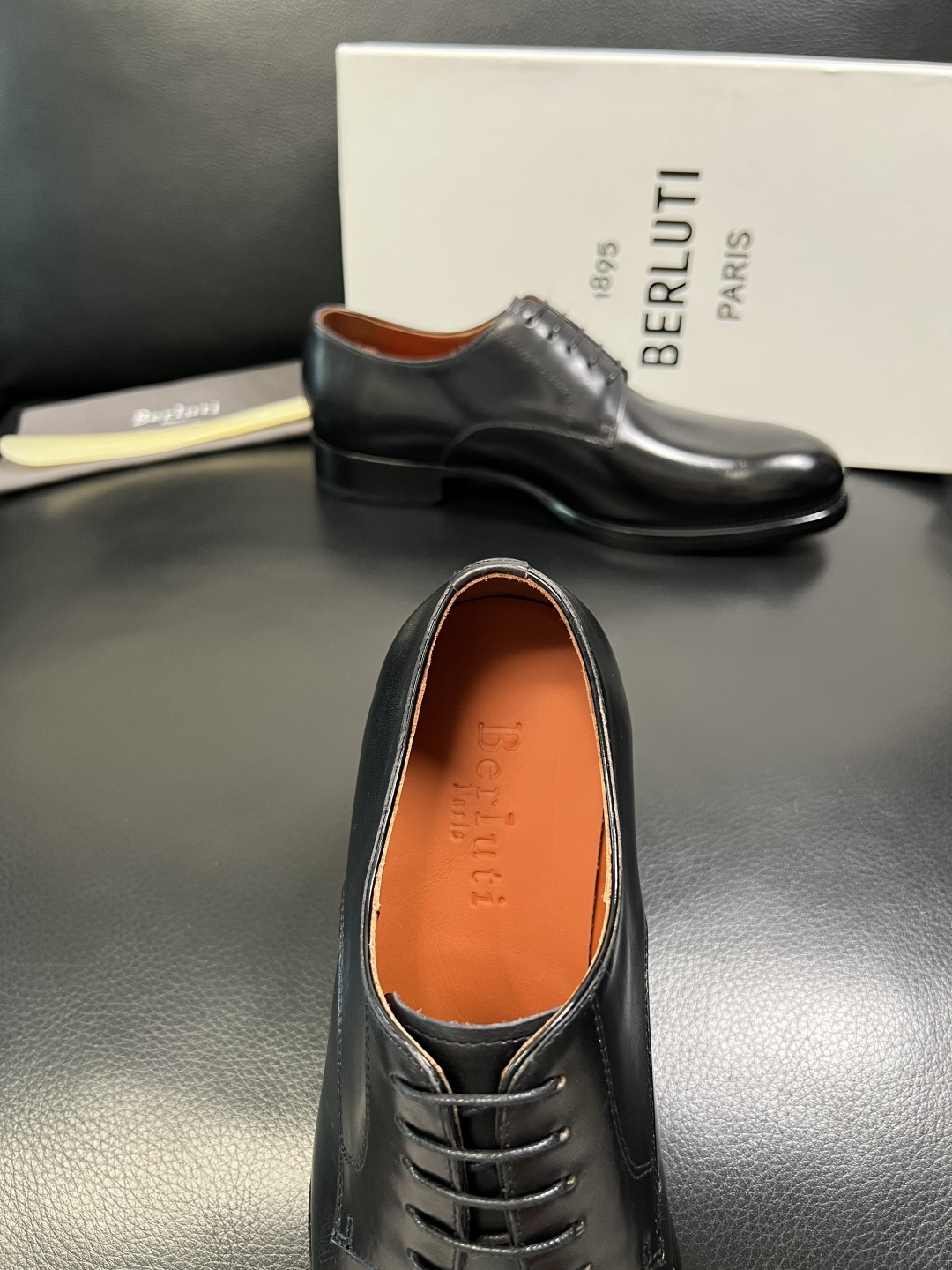 Berluti 顶级代购 布鲁提 专柜同步发售原厂配置，意大利进口牛皮面料，全进口水染牛皮里垫，鞋底：原