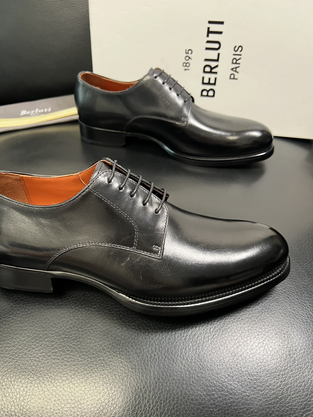 Berluti 顶级代购 布鲁提 专柜同步发售原厂配置，意大利进口牛皮面料，全进口水染牛皮里垫，鞋底：原