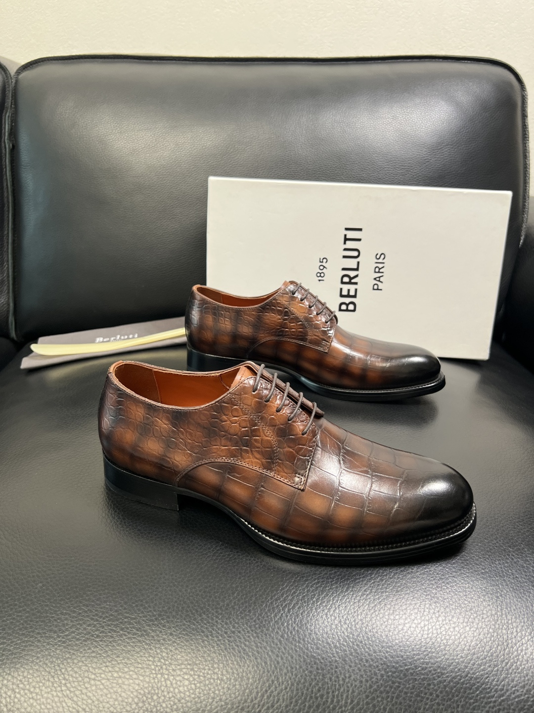 Berluti 顶级代购 布鲁提 专柜同步发售原厂配置，意大利进口牛皮面料，全进口水染牛皮里垫，鞋底：原