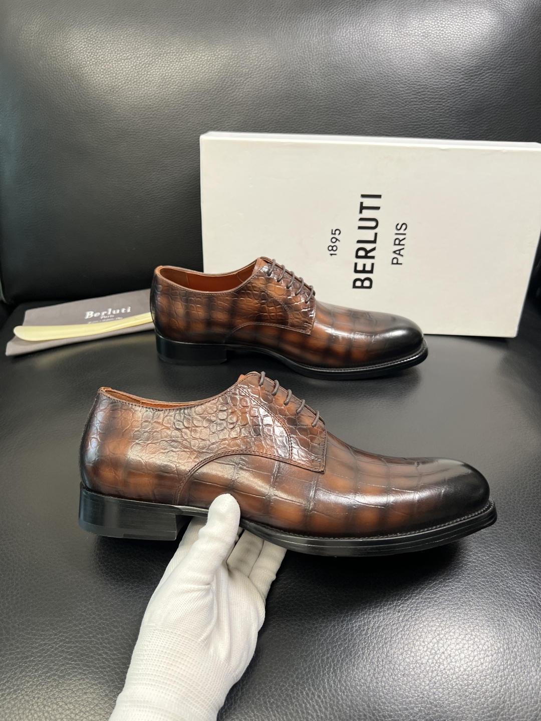 Berluti 顶级代购 布鲁提 专柜同步发售原厂配置，意大利进口牛皮面料，全进口水染牛皮里垫，鞋底：原