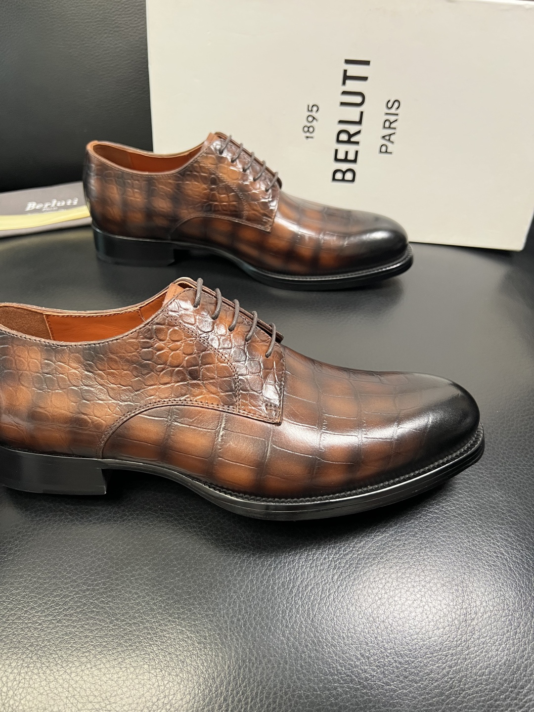 Berluti 顶级代购 布鲁提 专柜同步发售原厂配置，意大利进口牛皮面料，全进口水染牛皮里垫，鞋底：原