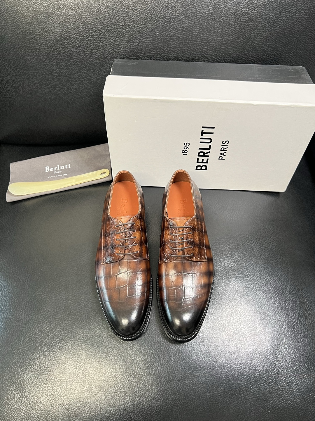 Berluti 顶级代购 布鲁提 专柜同步发售原厂配置，意大利进口牛皮面料，全进口水染牛皮里垫，鞋底：原