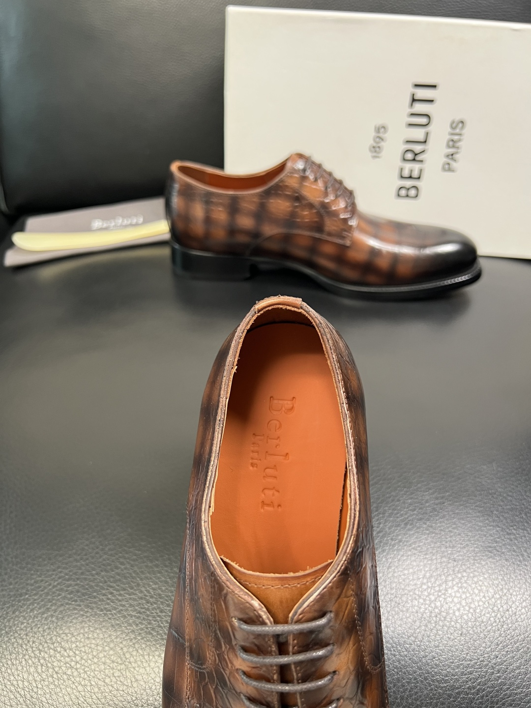 Berluti 顶级代购 布鲁提 专柜同步发售原厂配置，意大利进口牛皮面料，全进口水染牛皮里垫，鞋底：原
