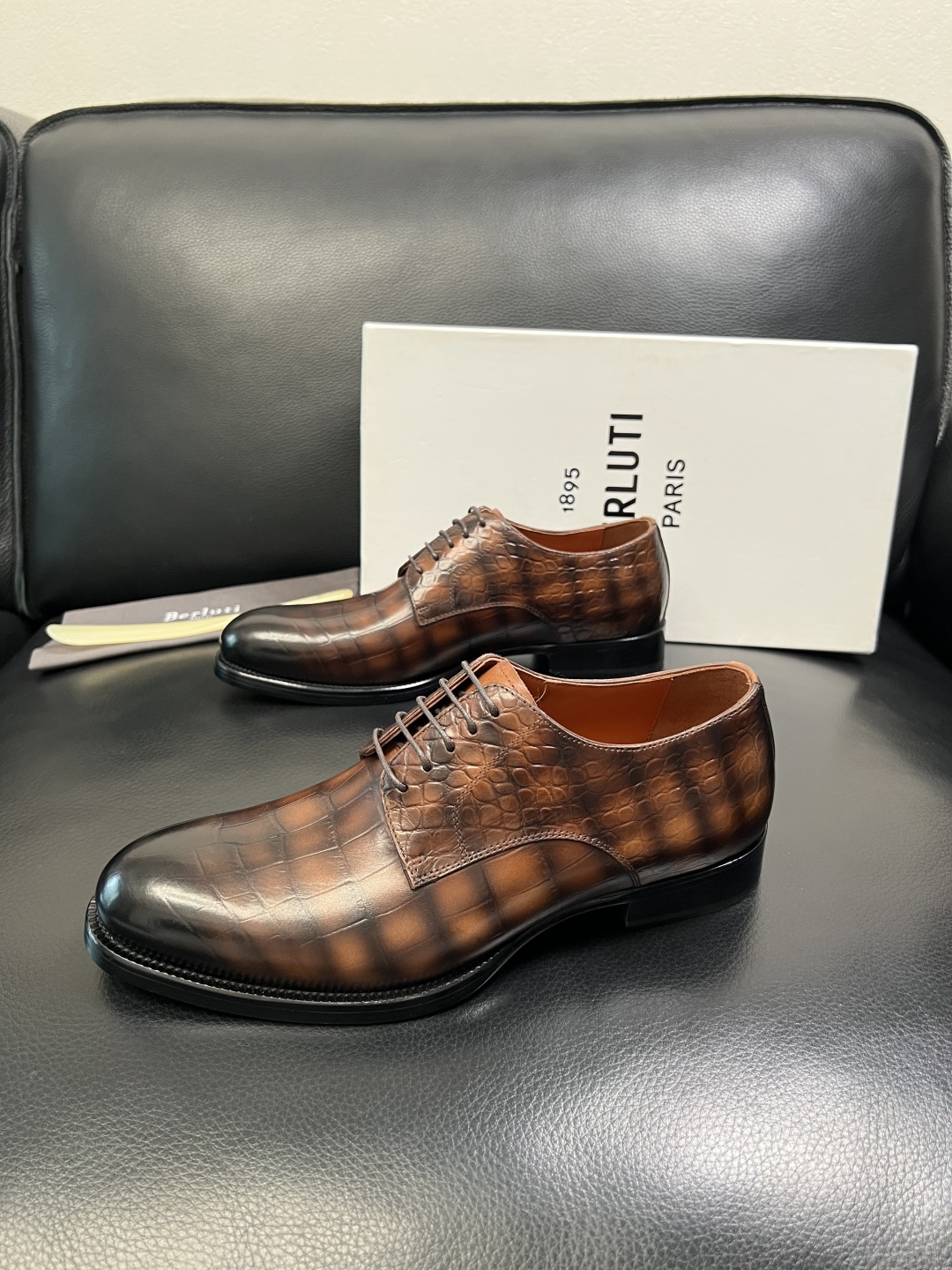 Berluti 顶级代购 布鲁提 专柜同步发售原厂配置，意大利进口牛皮面料，全进口水染牛皮里垫，鞋底：原