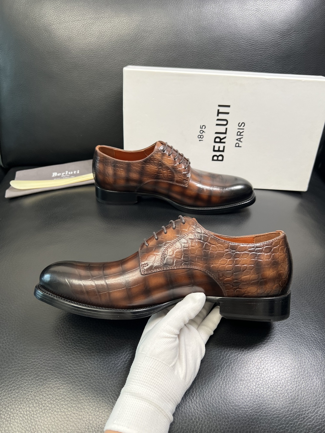 Berluti 顶级代购 布鲁提 专柜同步发售原厂配置，意大利进口牛皮面料，全进口水染牛皮里垫，鞋底：原