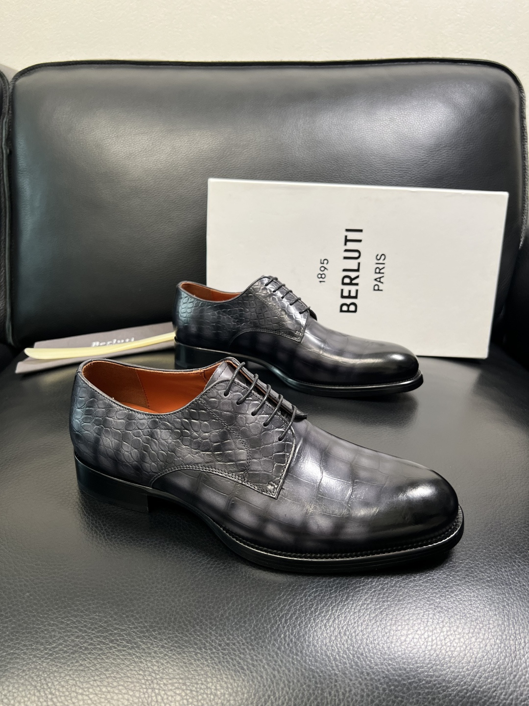 Berluti 顶级代购 布鲁提 专柜同步发售原厂配置，意大利进口牛皮面料，全进口水染牛皮里垫，鞋底：原