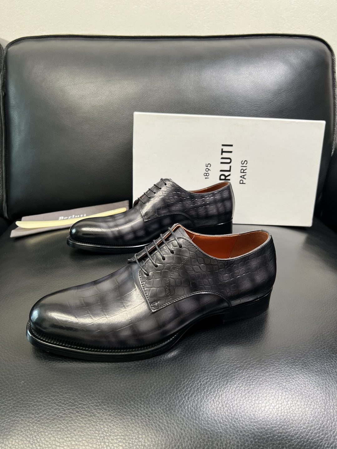 Berluti 顶级代购 布鲁提 专柜同步发售原厂配置，意大利进口牛皮面料，全进口水染牛皮里垫，鞋底：原