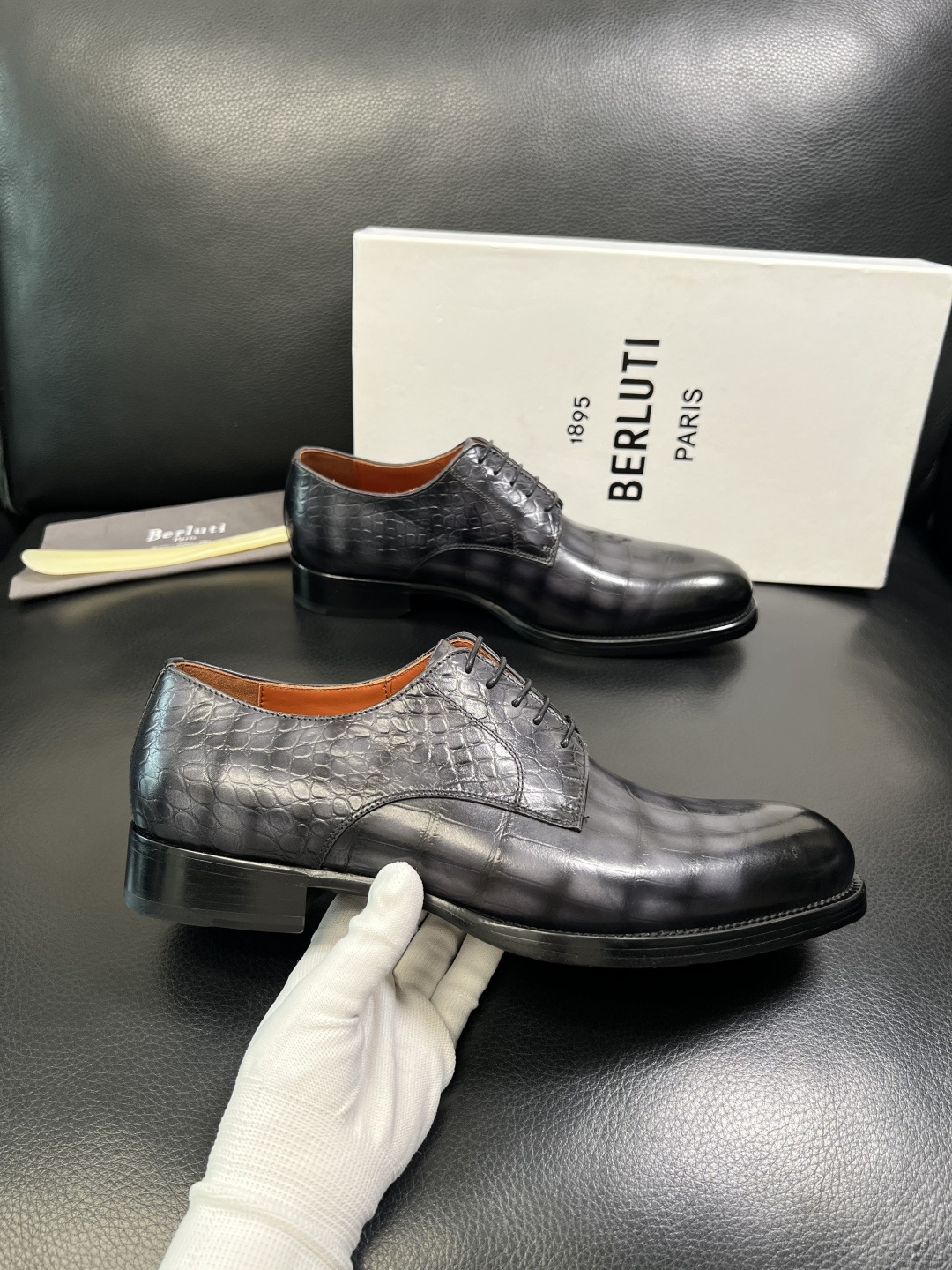 Berluti 顶级代购 布鲁提 专柜同步发售原厂配置，意大利进口牛皮面料，全进口水染牛皮里垫，鞋底：原