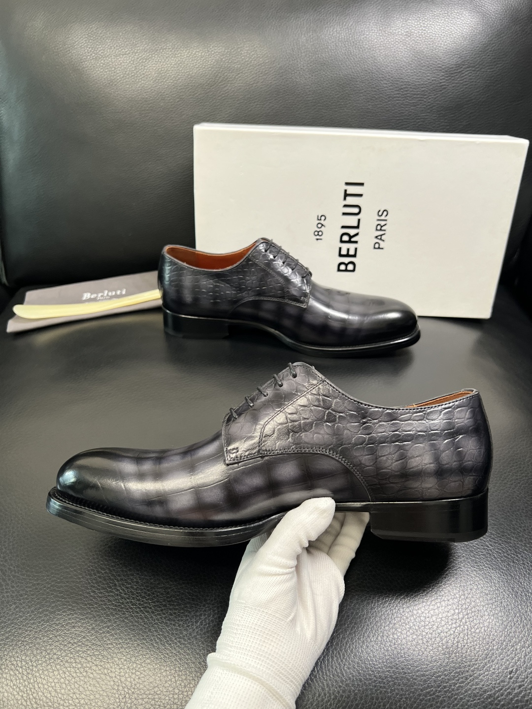 Berluti 顶级代购 布鲁提 专柜同步发售原厂配置，意大利进口牛皮面料，全进口水染牛皮里垫，鞋底：原