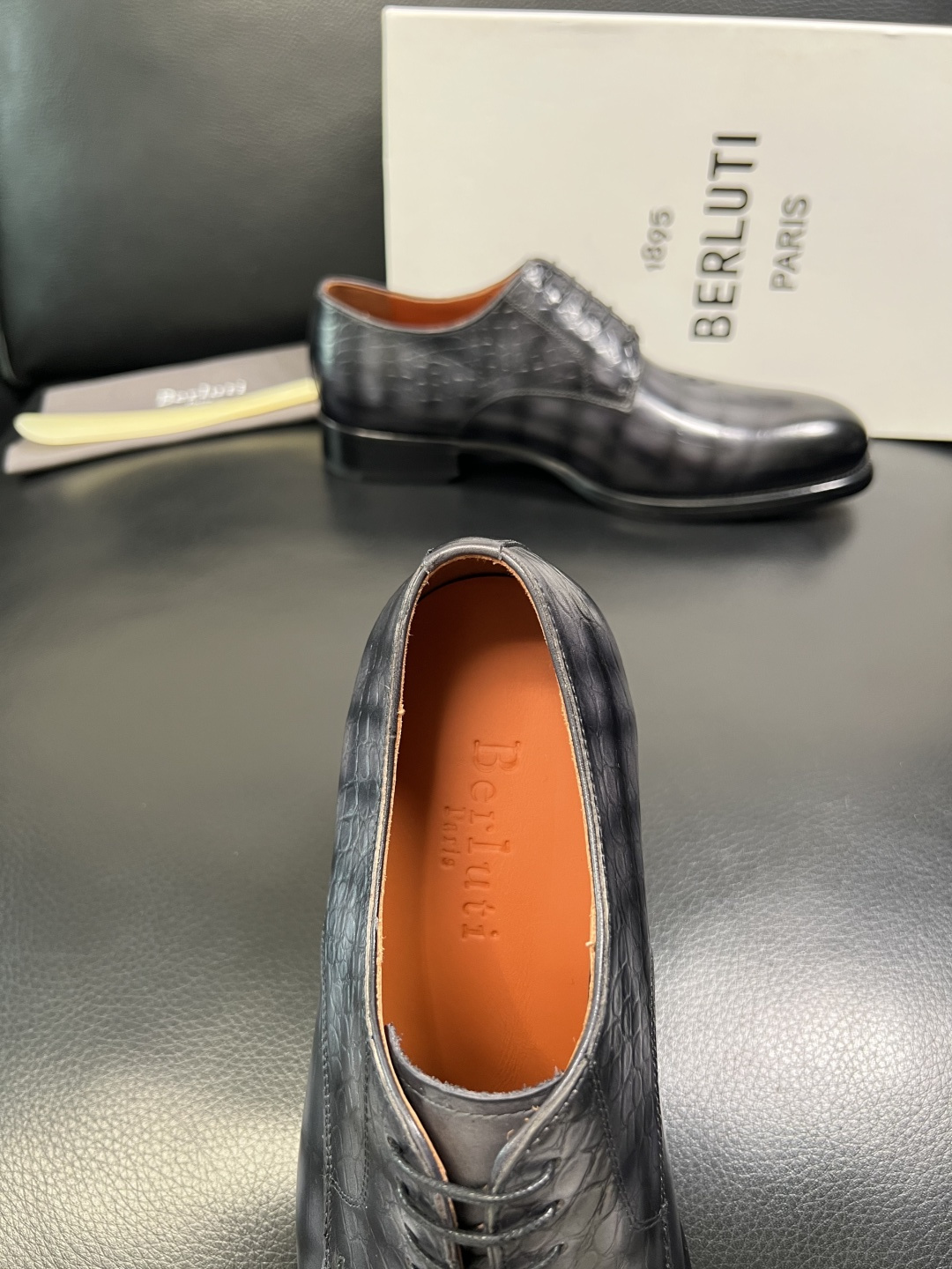 Berluti 顶级代购 布鲁提 专柜同步发售原厂配置，意大利进口牛皮面料，全进口水染牛皮里垫，鞋底：原