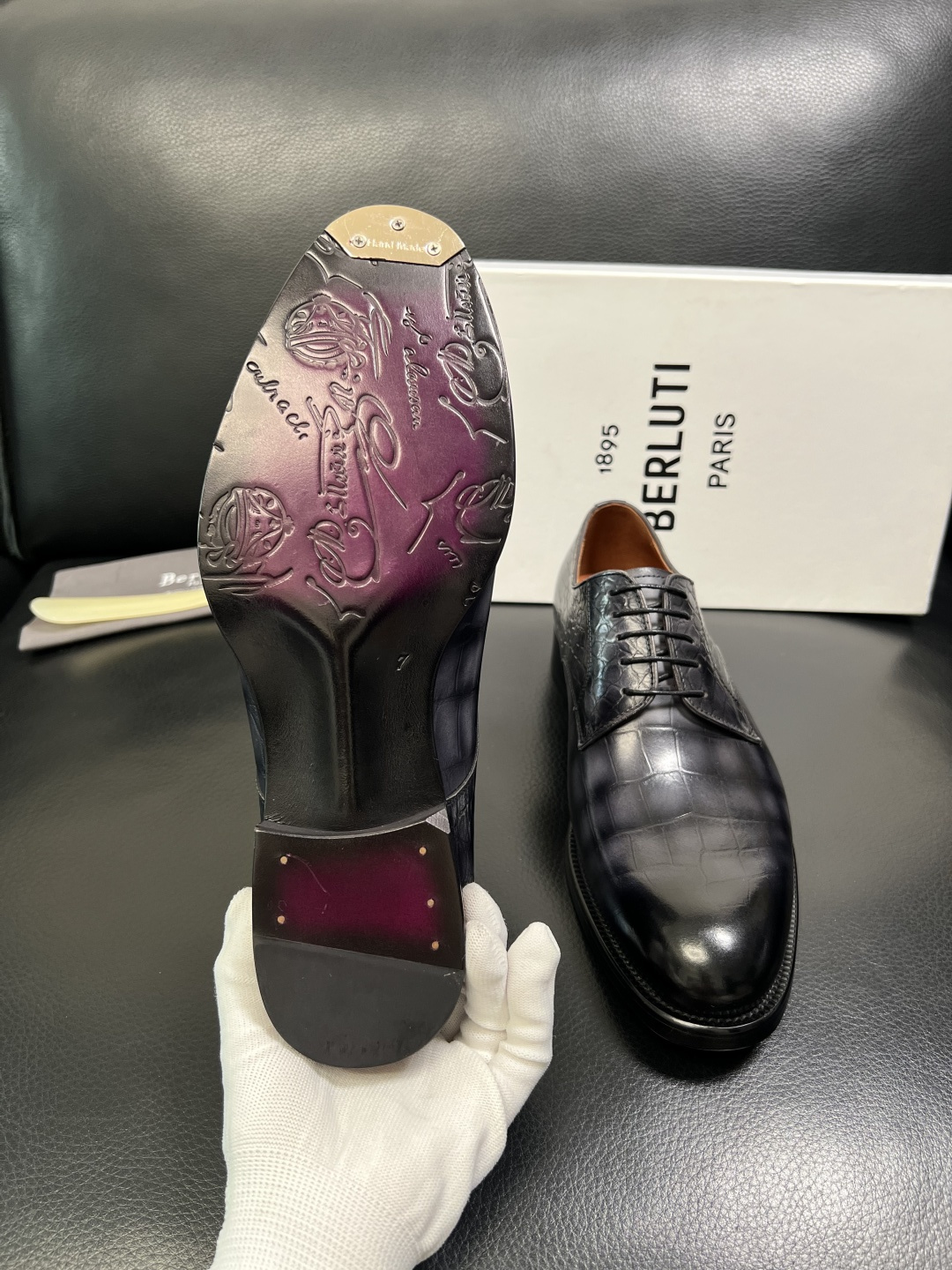 Berluti 顶级代购 布鲁提 专柜同步发售原厂配置，意大利进口牛皮面料，全进口水染牛皮里垫，鞋底：原