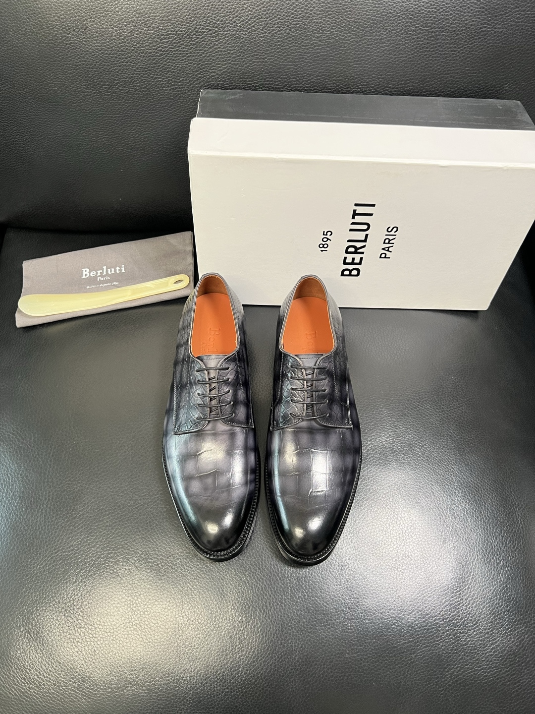 Berluti 顶级代购 布鲁提 专柜同步发售原厂配置，意大利进口牛皮面料，全进口水染牛皮里垫，鞋底：原