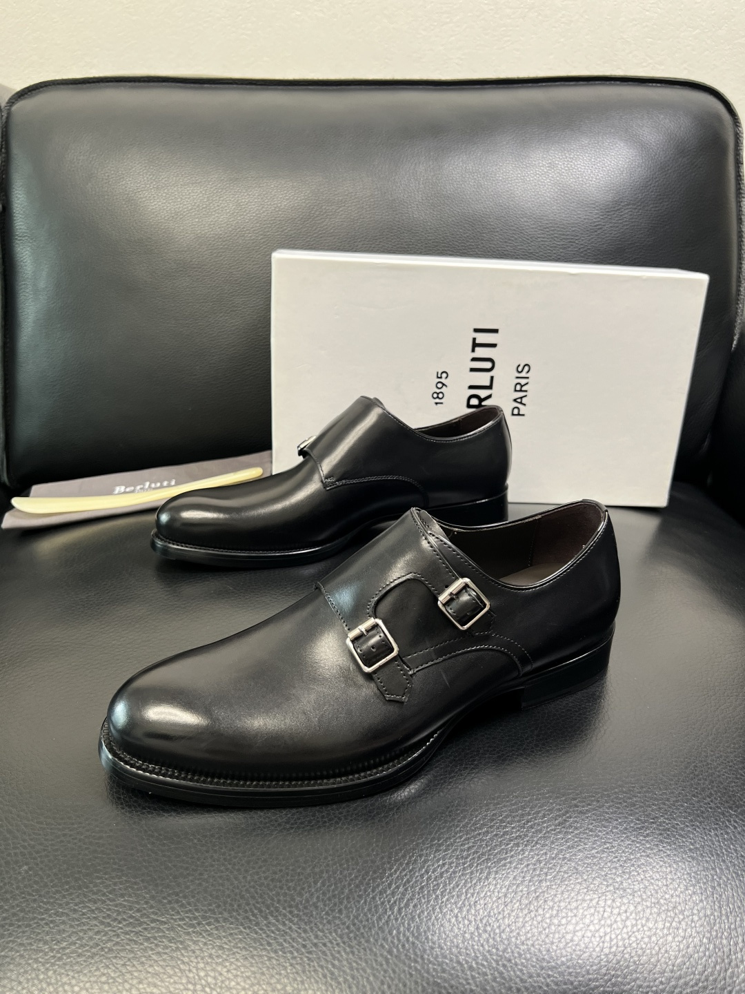 Berluti 顶级代购 布鲁提 专柜同步发售原厂配置，意大利进口牛皮面料，全进口水染牛皮里垫，鞋底：原