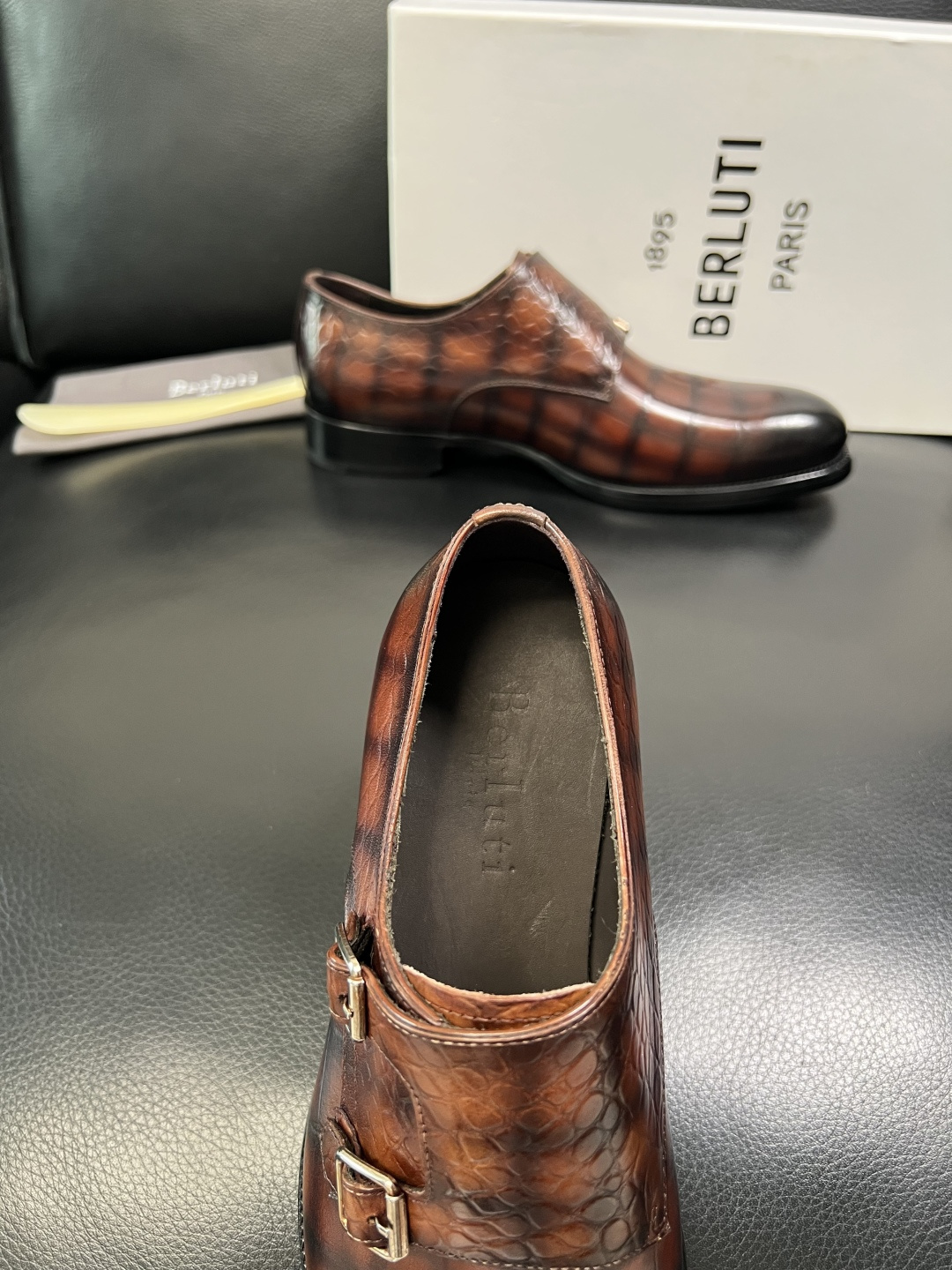Berluti 顶级代购 布鲁提 专柜同步发售原厂配置，意大利进口牛皮面料，全进口水染牛皮里垫，鞋底：原
