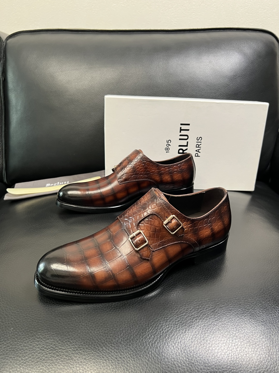 Berluti 顶级代购 布鲁提 专柜同步发售原厂配置，意大利进口牛皮面料，全进口水染牛皮里垫，鞋底：原