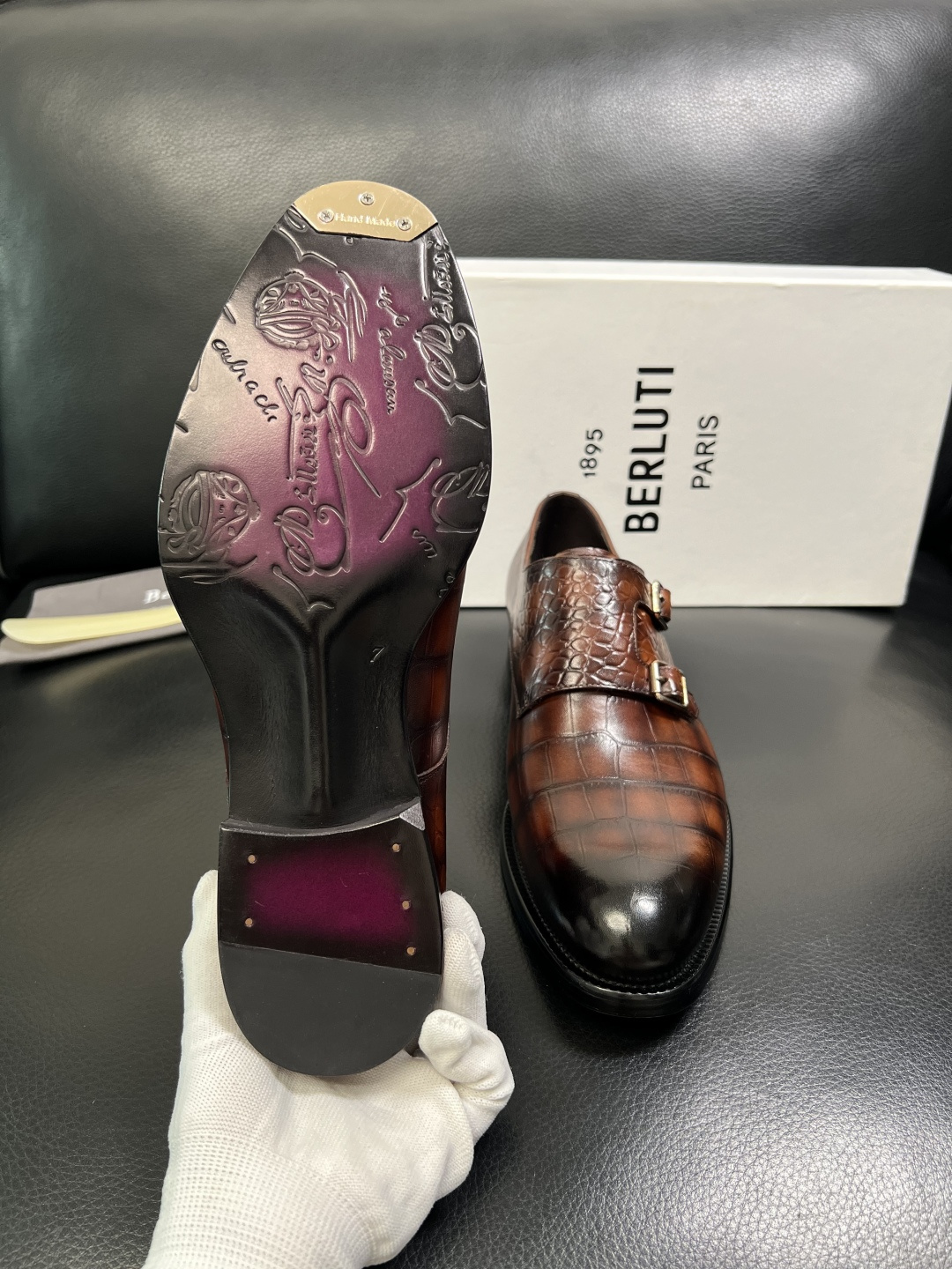 Berluti 顶级代购 布鲁提 专柜同步发售原厂配置，意大利进口牛皮面料，全进口水染牛皮里垫，鞋底：原