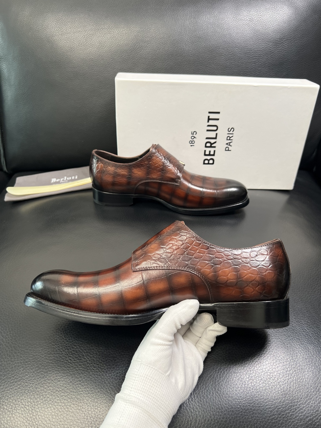 Berluti 顶级代购 布鲁提 专柜同步发售原厂配置，意大利进口牛皮面料，全进口水染牛皮里垫，鞋底：原