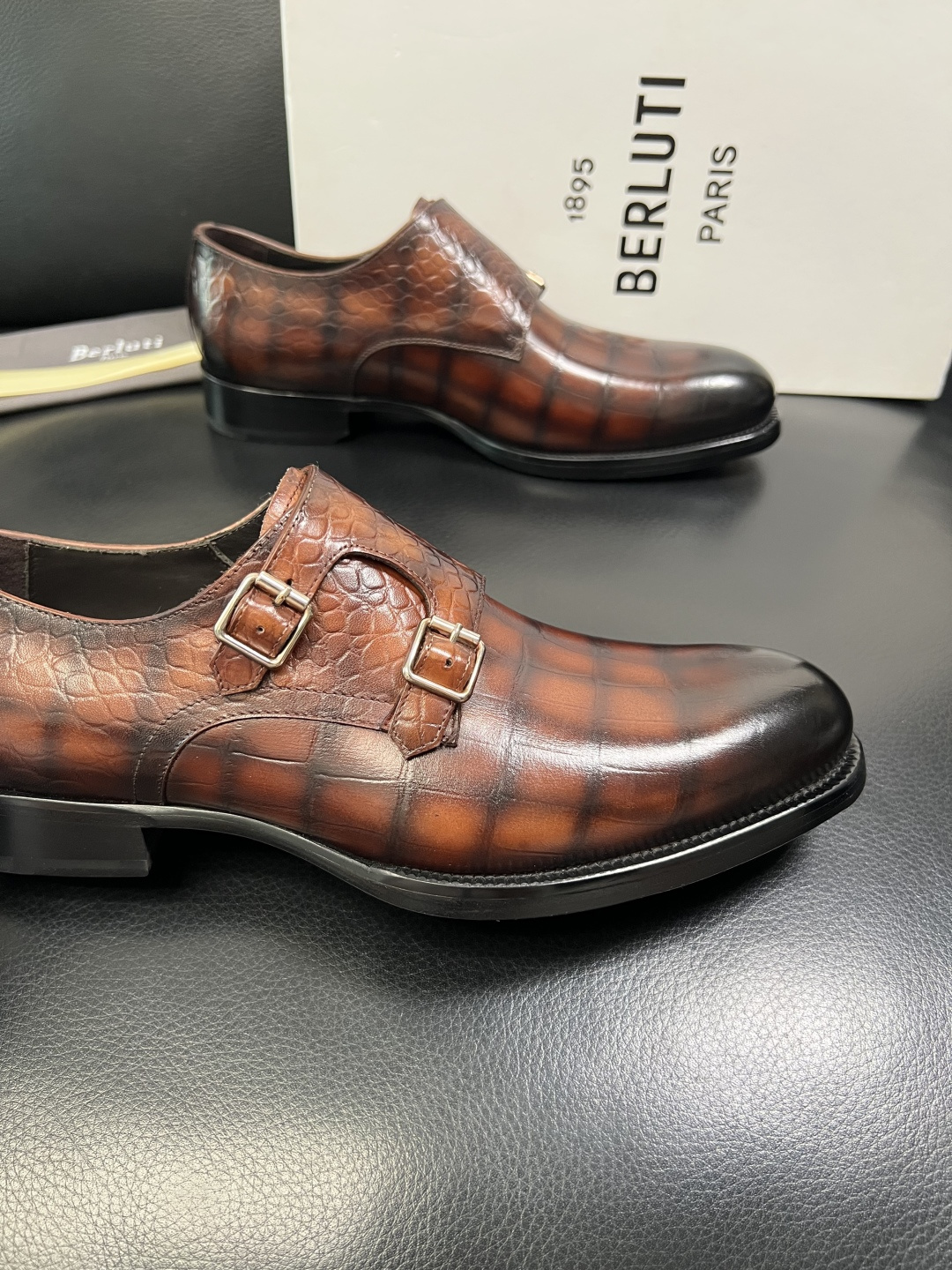 Berluti 顶级代购 布鲁提 专柜同步发售原厂配置，意大利进口牛皮面料，全进口水染牛皮里垫，鞋底：原