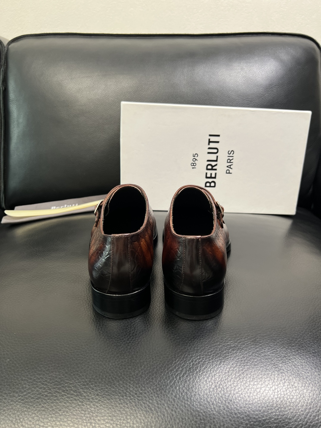 Berluti 顶级代购 布鲁提 专柜同步发售原厂配置，意大利进口牛皮面料，全进口水染牛皮里垫，鞋底：原