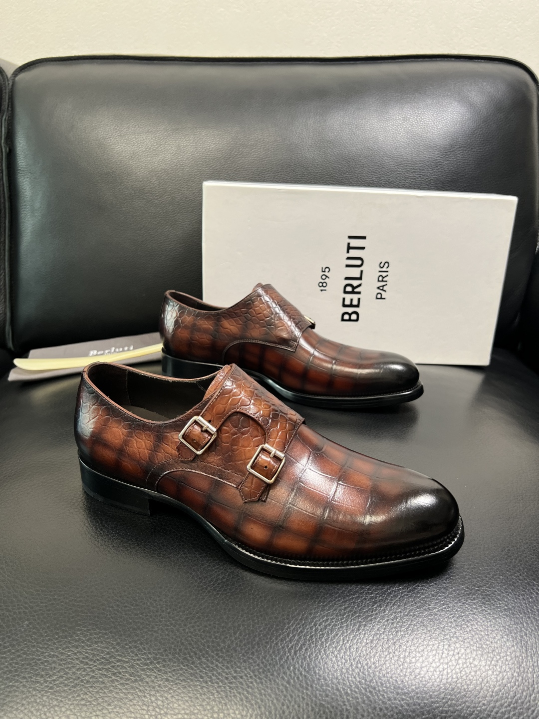 Berluti 顶级代购 布鲁提 专柜同步发售原厂配置，意大利进口牛皮面料，全进口水染牛皮里垫，鞋底：原