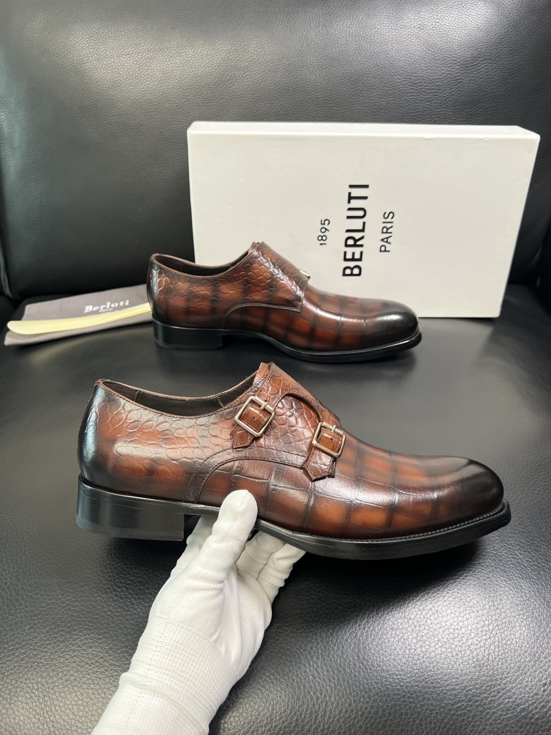 Berluti 顶级代购 布鲁提 专柜同步发售原厂配置，意大利进口牛皮面料，全进口水染牛皮里垫，鞋底：原