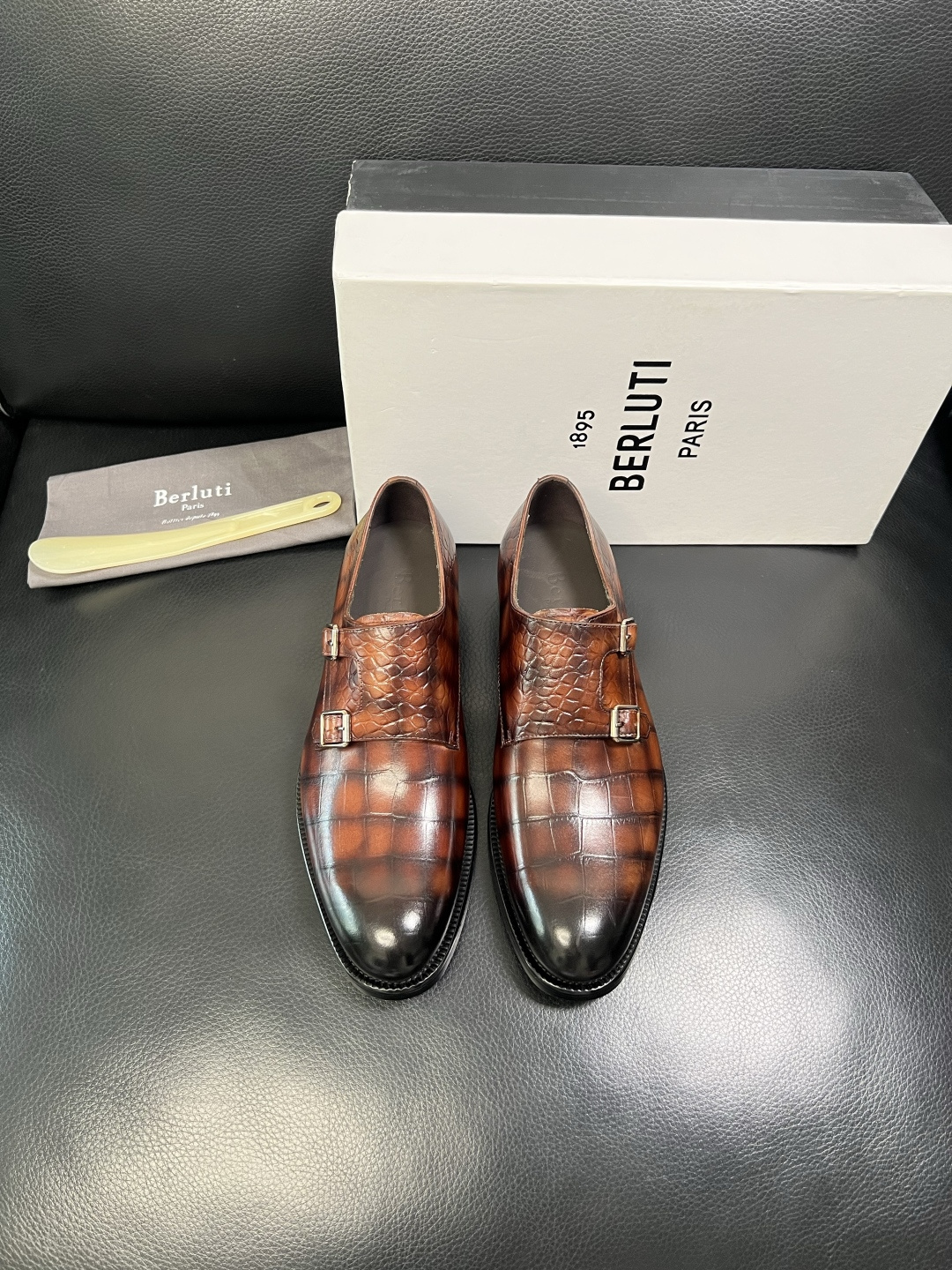 Berluti 顶级代购 布鲁提 专柜同步发售原厂配置，意大利进口牛皮面料，全进口水染牛皮里垫，鞋底：原