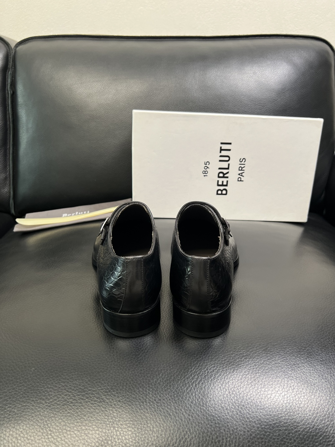 Berluti 顶级代购 布鲁提 专柜同步发售原厂配置，意大利进口牛皮面料，全进口水染牛皮里垫，鞋底：原