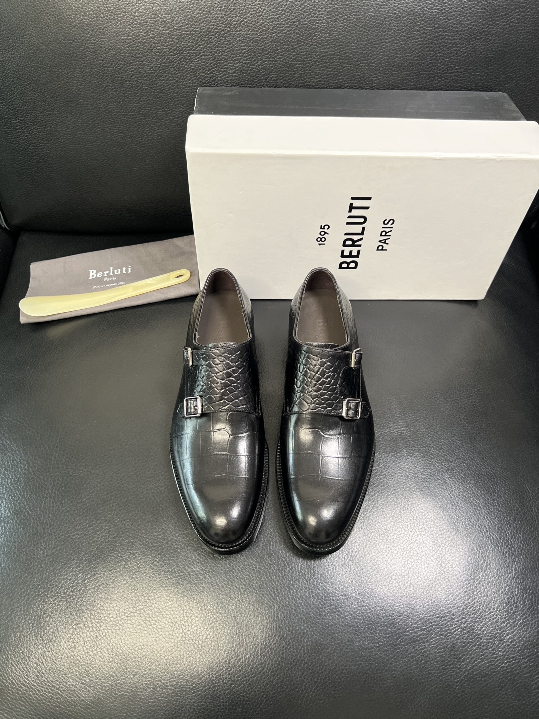 Berluti 顶级代购 布鲁提 专柜同步发售原厂配置，意大利进口牛皮面料，全进口水染牛皮里垫，鞋底：原