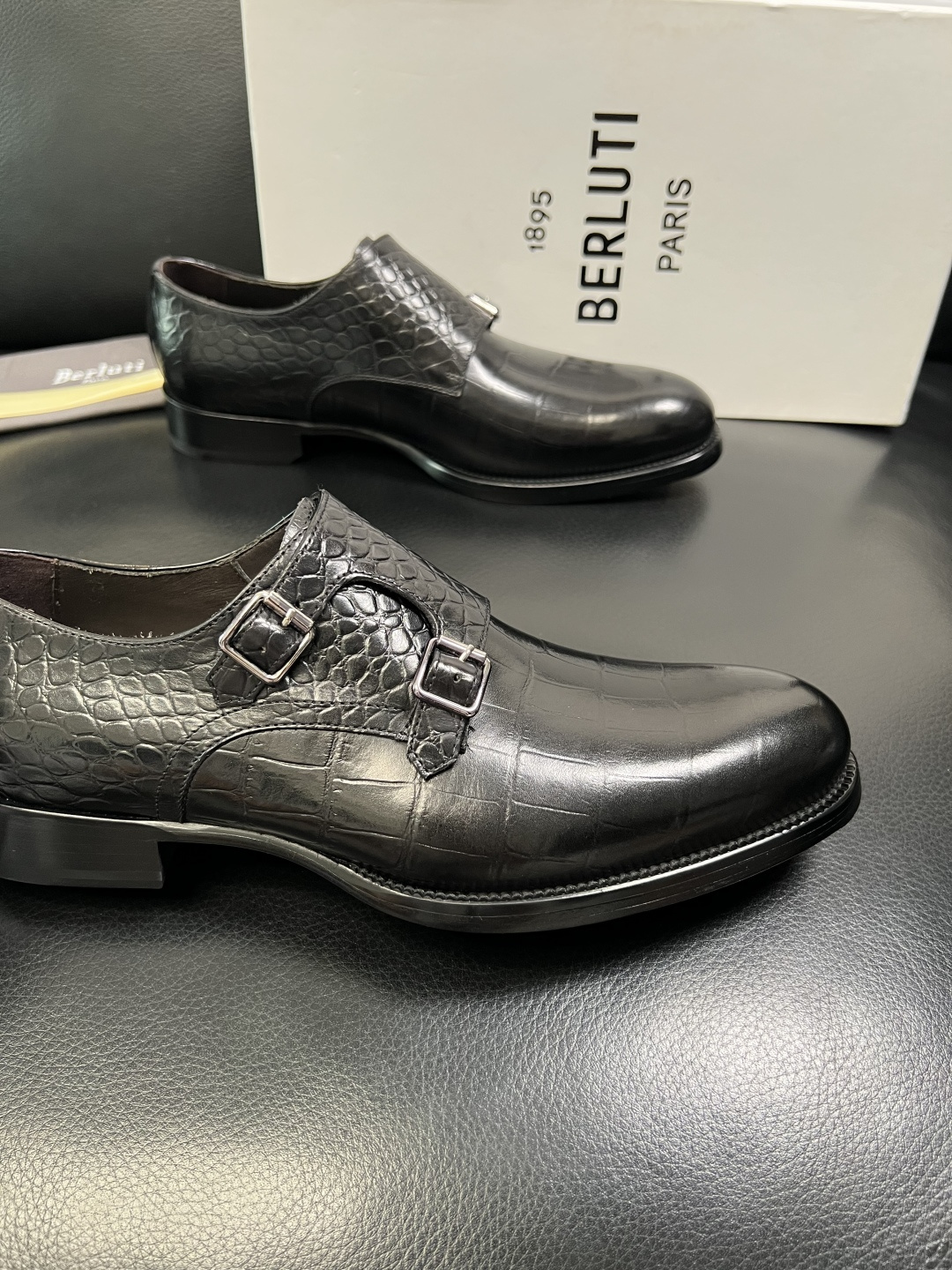 Berluti 顶级代购 布鲁提 专柜同步发售原厂配置，意大利进口牛皮面料，全进口水染牛皮里垫，鞋底：原