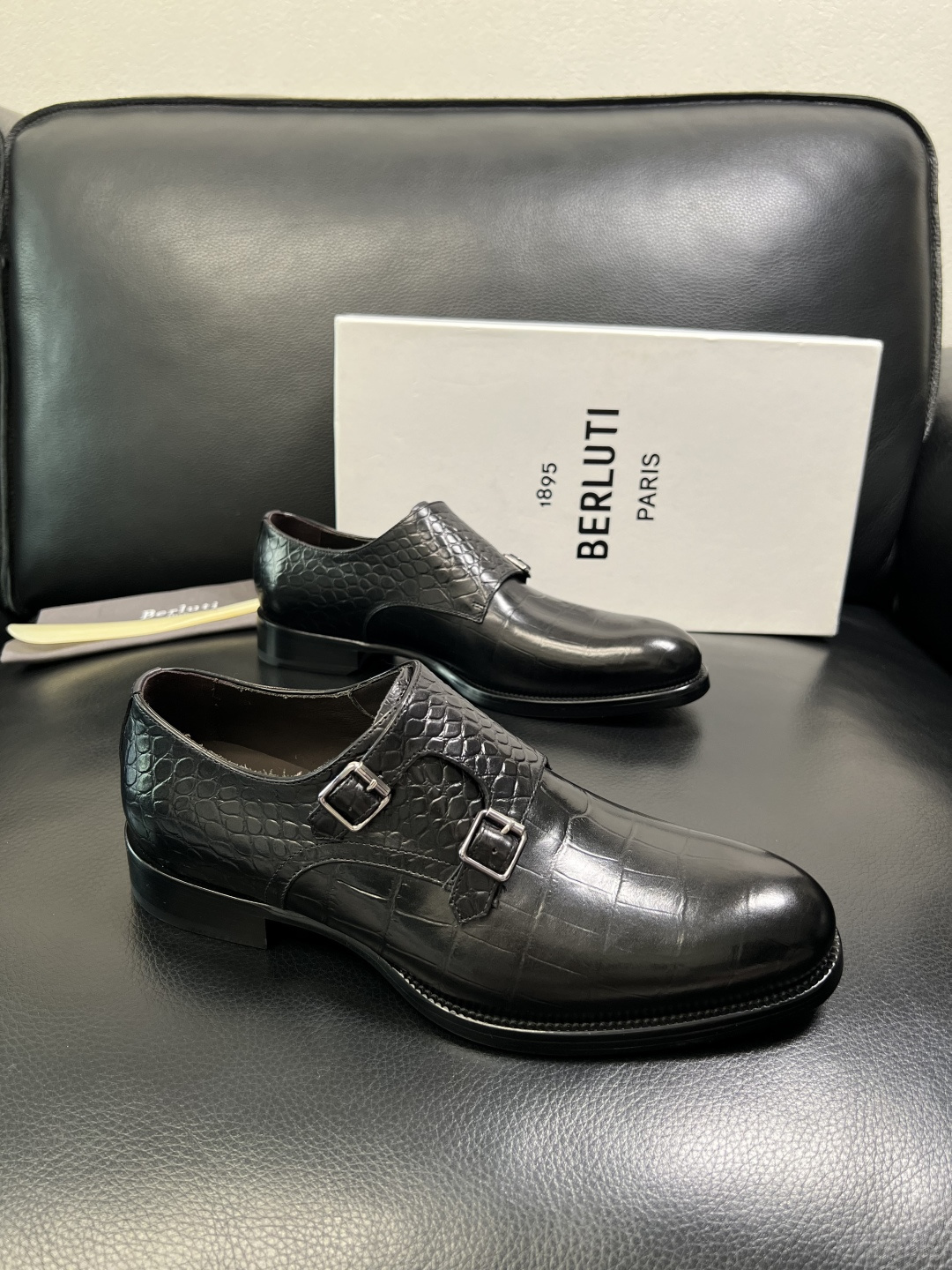 NO:680364,Berluti's top purchasing agent, Berluti's counter, sells the original configuration at the same time, Italian imported cowhide fabric, fully imported water-dyed cowhide lining, soles specially provided by the original factory and super comfortable, original factory and single goods, high quality, welcome to compare, code number 39-44 (order 38 45 46),,cowhide19860909Berluti 顶级代购 布鲁提 专柜同步发售原厂配置,意大利进口牛皮面料,全进口水染牛皮里垫,鞋底原厂特供原版底超级舒适,原厂跟单货 高品质,,欢迎对比,码数 39-44（订38 45 46）,,cowhide,Men's shoes