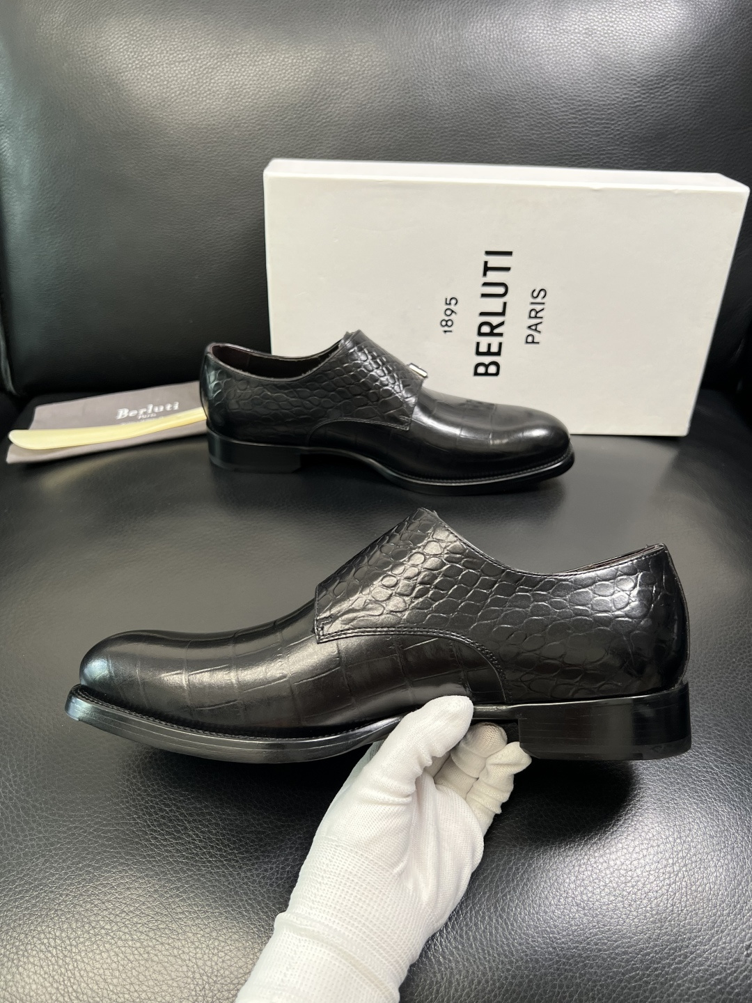 Berluti 顶级代购 布鲁提 专柜同步发售原厂配置，意大利进口牛皮面料，全进口水染牛皮里垫，鞋底：原