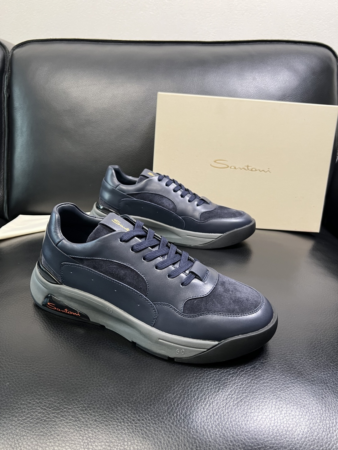 NO:680372,Only code exchanges will not be returned. Santoni high-quality Santoni top handicrafts. New products at the counter are synchronized. Uppers are imported cowhide patchwork fabrics from Italy. Imported water-dyed cowhide inner pads. Original soles are specially provided by the original factory. Exclusive molded soles are super comfortable. Original factory and single goods. High quality. Welcome to compare. Code number 39-44,,cowhide19860909只换码不退 Santoni 高品质 圣东尼顶级工艺品 专柜新品同步,鞋面意大利进口牛皮拼布面料,进口水染牛皮内里垫,鞋底原厂特供原版底,独家活动成型底超级舒适,原厂跟单货, 高品质,欢迎对比,码数 39-44,,cowhide,Men's shoes