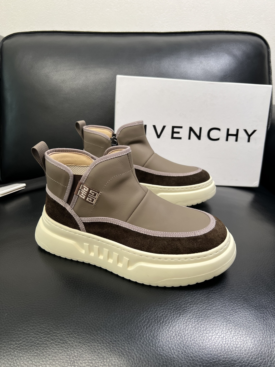 NO:680567,MONCLER high-quality top handicraft muzzle, high-top boots new product counter, original factory configuration imported Italian cowhide with fabrics, high-quality complex splicing technology, imported water-dyed cowhide inner pads, breathable and comfortable, original soles specially provided by the factory and super comfortable, original factory follow-up orders, welcome to compare, code number 39-44 (customized 38 45),,Moncler,boots,cowhide19860909MONCLER 高品质 顶级工艺品蒙口 高帮靴子新品专柜新款,原厂配置意大利进口牛皮搭配面料,高品质复杂拼接工艺,进口水染牛皮内里垫透气舒适 鞋底原厂特供原版底超级舒适,原厂跟单,欢迎对比,码数 39-44（订做 38 45）,,Moncler,boots,cowhide,Men's shoes