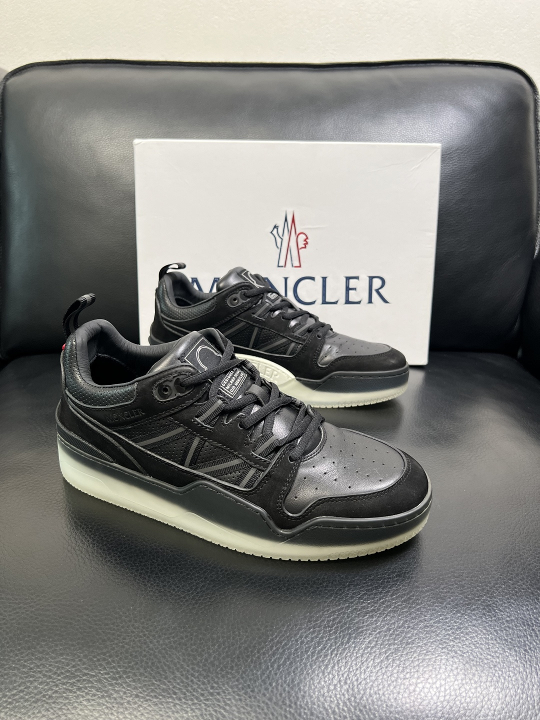 NO:680568,MONCLER high-quality top handicraft mouthpiece, new product counter, original factory configuration of imported cowhide from Italy with fabrics, high-quality complex splicing process, imported water-dyed cowhide inner padding, breathable and comfortable. The original sole is super comfortable, original factory follow-up, welcome to compare, code number 39-44 (customized 38 45), Moncler, cowhide19860909MONCLER 高品质 顶级工艺品蒙口 新品专柜新款,原厂配置意大利进口牛皮搭配面料,高品质复杂拼接工艺,进口水染牛皮内里垫透气舒适 鞋底原厂特供原版底超级舒适,原厂跟单,欢迎对比,码数 39-44（订做 38 45）,,Moncler,cowhide,Men's shoes