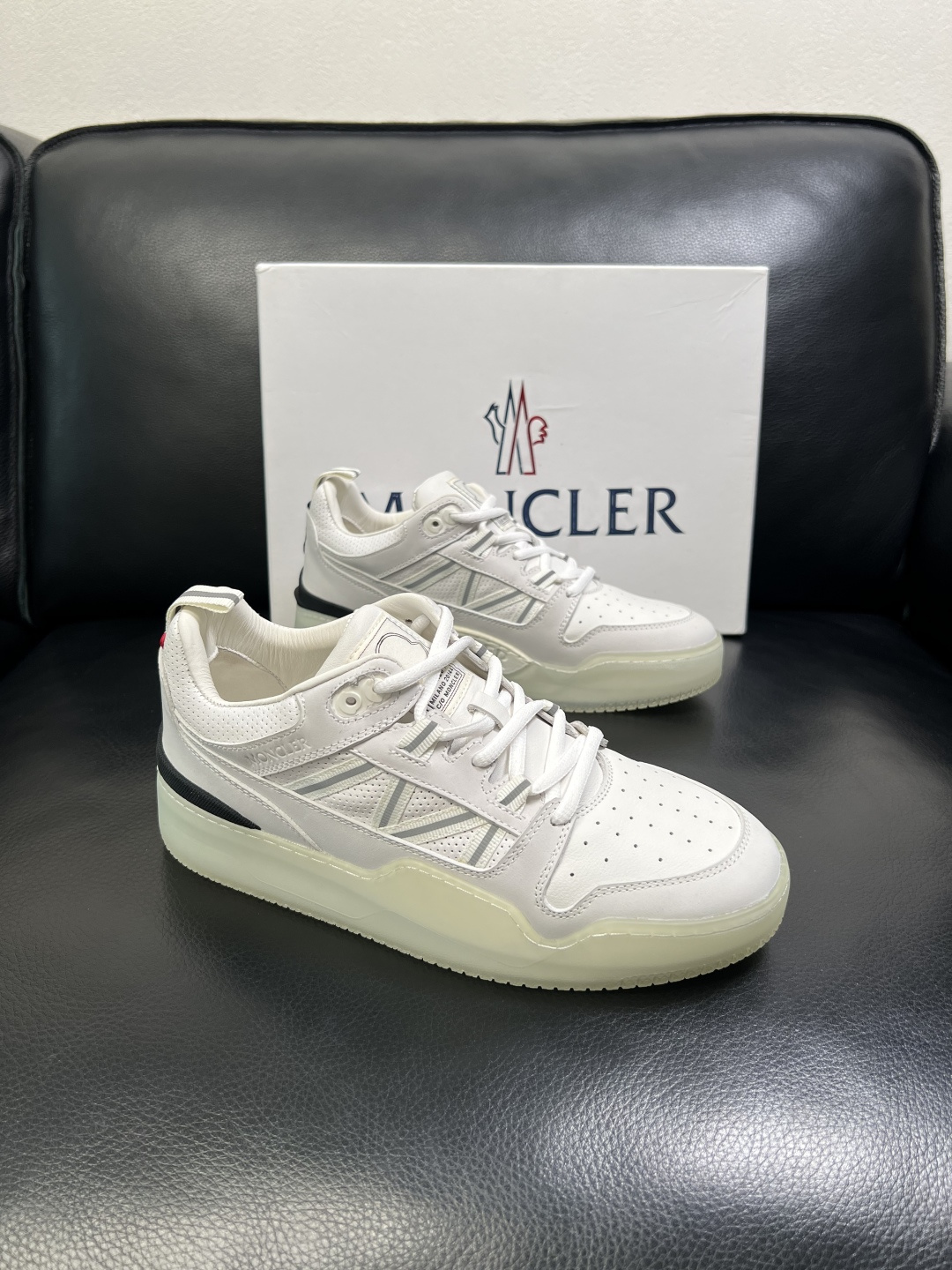 NO:680576,MONCLER high-quality top handicraft mouthpiece, new product counter, original factory configuration of imported cowhide from Italy with fabrics, high-quality complex splicing process, imported water-dyed cowhide inner padding, breathable and comfortable. The original sole is super comfortable, original factory follow-up, welcome to compare, code number 39-44 (customized 38 45), Moncler, cowhide19860909MONCLER 高品质 顶级工艺品蒙口 新品专柜新款,原厂配置意大利进口牛皮搭配面料,高品质复杂拼接工艺,进口水染牛皮内里垫透气舒适 鞋底原厂特供原版底超级舒适,原厂跟单,欢迎对比,码数 39-44（订做 38 45）,,Moncler,cowhide,Men's shoes