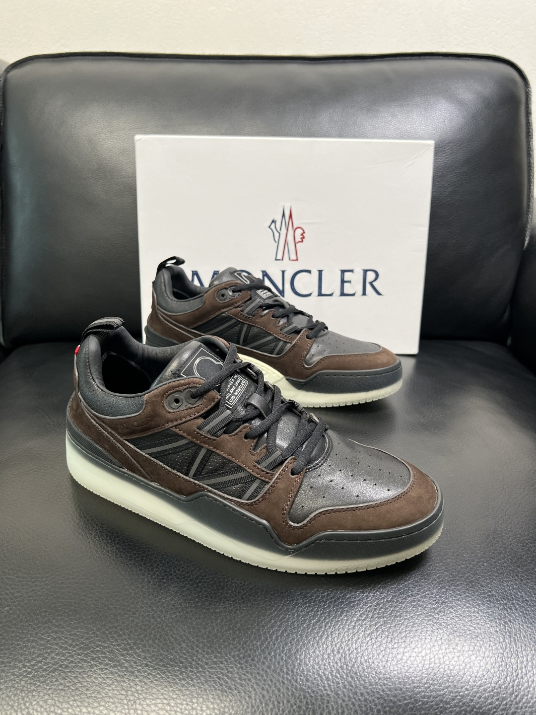 NO:680583,MONCLER high-quality top handicraft mouthpiece, new product counter, original factory configuration of imported cowhide from Italy with fabrics, high-quality complex splicing process, imported water-dyed cowhide inner padding, breathable and comfortable. The original sole is super comfortable, original factory follow-up, welcome to compare, code number 39-44 (customized 38 45), Moncler, cowhide19860909MONCLER 高品质 顶级工艺品蒙口 新品专柜新款,原厂配置意大利进口牛皮搭配面料,高品质复杂拼接工艺,进口水染牛皮内里垫透气舒适 鞋底原厂特供原版底超级舒适,原厂跟单,欢迎对比,码数 39-44（订做 38 45）,,Moncler,cowhide,Men's shoes