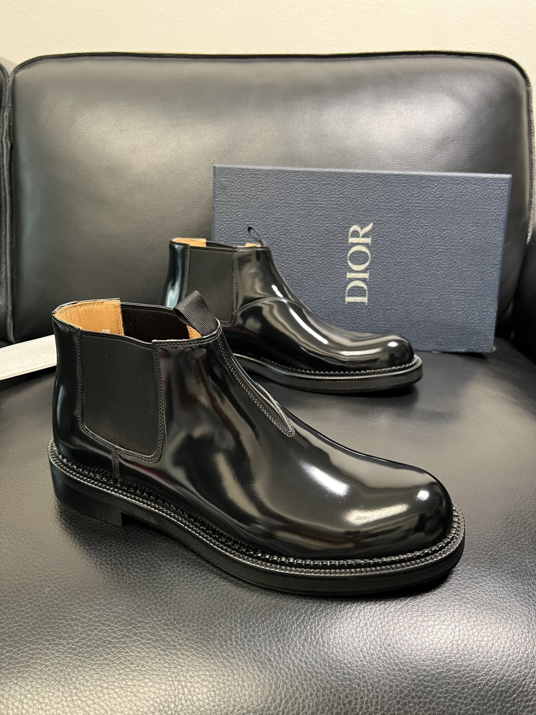 NO:680590,Dior top handicrafts Dior high-top boots are synchronized with the counter. Original factory configuration, original cowhide fabric imported from Italy, breathable and comfortable imported water-dyed cowhide pads, original soles specially provided by the factory and super comfortable, original factory high-quality single goods, you can enter and exit the counter at will, welcome to compare counter synchronization, code number 39-44 (customized 38 45 46), dior, dior, boots, cowhide19860909Dior 顶级工艺品 迪奥 靴子高帮专柜同步 原厂配置,意大利进口原版牛皮面料,透气舒适进口水染牛里垫,鞋底原厂特供原版底超级舒适,原厂跟单货高品质,可随意进出专柜,欢迎对比专柜同步,码数 39-44（订做 38 45 46）,,dior,dior,boots,cowhide,Men's shoes