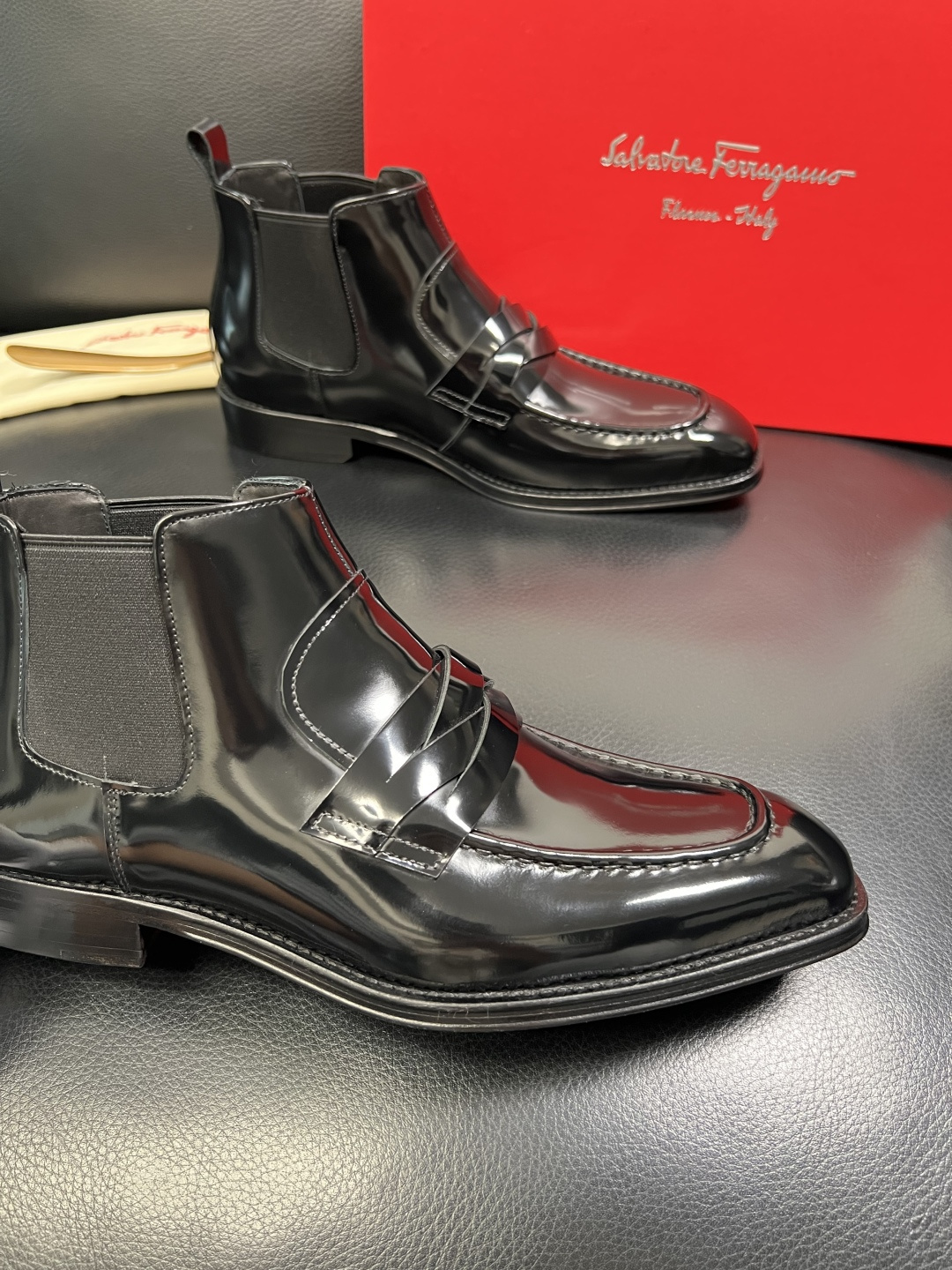 Ferragamo 高品质 顶级工艺品 菲拉格慕 靴子高帮专柜同步发售原厂配置，意大利进口原版牛皮，进口