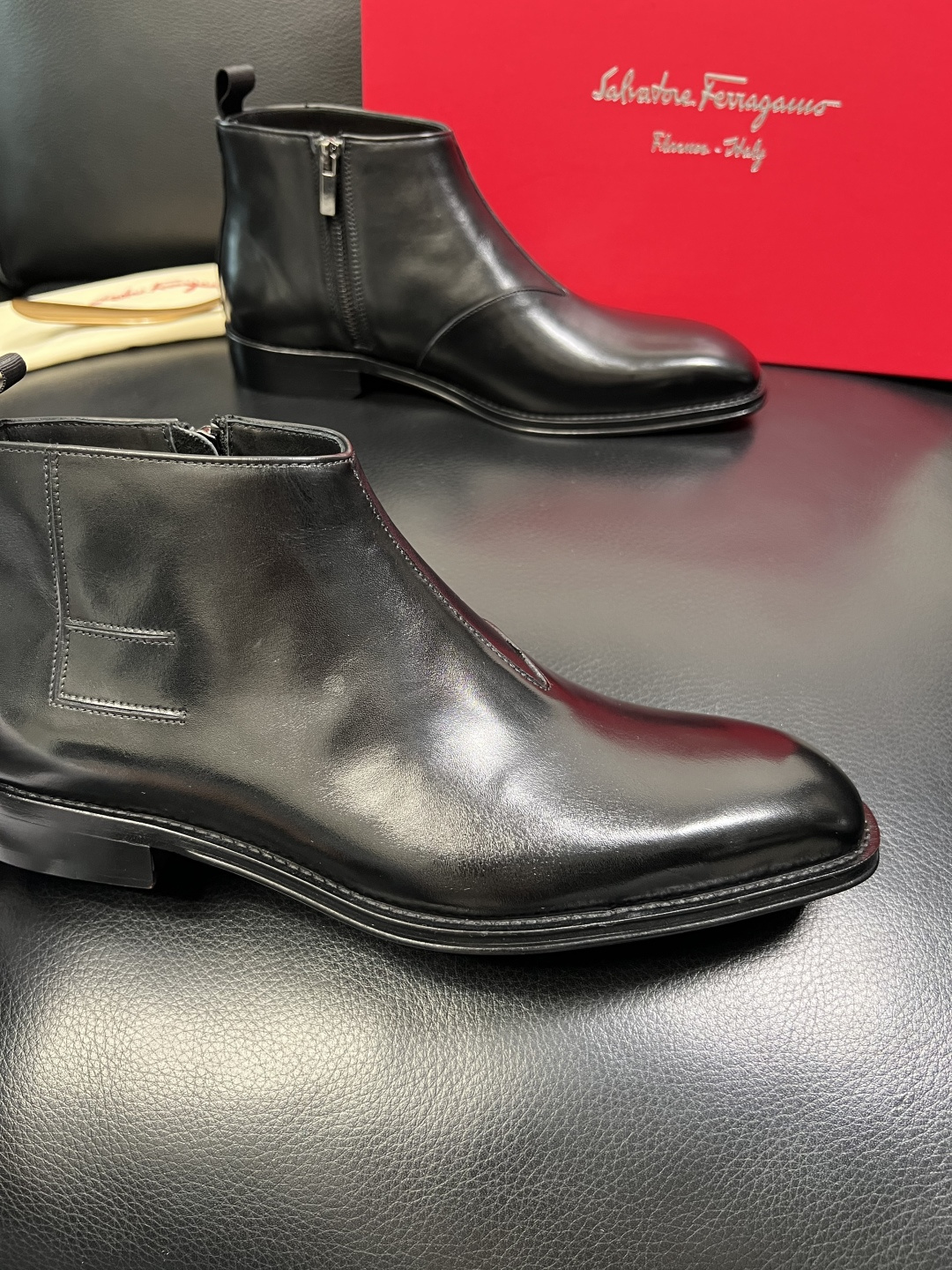 Ferragamo 高品质 顶级工艺品 菲拉格慕 靴子高帮专柜同步发售原厂配置，意大利进口原版牛皮，进口