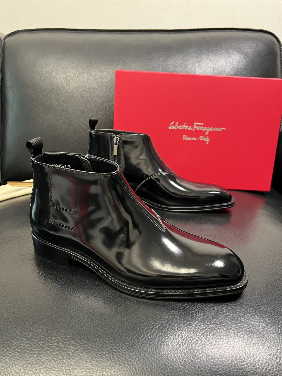 NO:680591,Ferragamo high-quality top handicrafts. Ferragamo high-top boots are available at the counter at the same time. The original configuration is imported from Italy. The original cowhide is imported from Italy. The imported water-dyed cowhide is used. The sole is super comfortable. The original sole is super comfortable. The original factory follows the order. Welcome to compare at the counter. The code number is 39-44 (customized 38 45 46), ferragamo, ferragamo, boots, cowhide.19860909Ferragamo 高品质 顶级工艺品 菲拉格慕 靴子高帮专柜同步发售原厂配置,意大利进口原版牛皮,进口水染牛里 ,鞋底原厂特供原版底超级舒适,原厂跟单货 ,欢迎对比专柜同步,码数 39-44（订做 38 45 46）,,ferragamo,ferragamo,boots,cowhide,Men's shoes