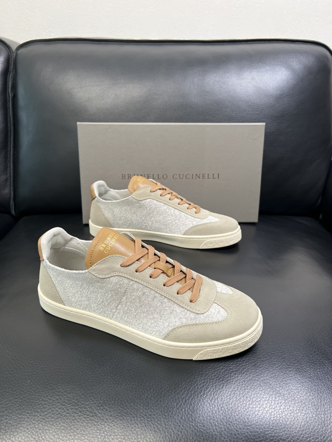 NO:680964,Brunello Cucinelli is a high-quality, top-grade handicraft. BC counters are equipped with original factory configurations. Cow leather lining imported from Italy, high-quality splicing and complex craftsmanship, breathable and comfortable. The soles are specially provided by the original factory and are super comfortable. Original factory and single goods, welcome to compare, code number 39-44 (customized 38 45), brunello cucinelli, cowhide19860909Brunello Cucinelli 高品质 顶级工艺品 BC 专柜同步原厂配置,意大利进口牛皮面料牛内里垫,高品质拼接复杂工艺,透气舒适 鞋底原厂特供原版底超级舒适,原厂跟单货,欢迎对比,码数 39-44(订做38 45 ),,brunello cucinelli,cowhide,Men's shoes