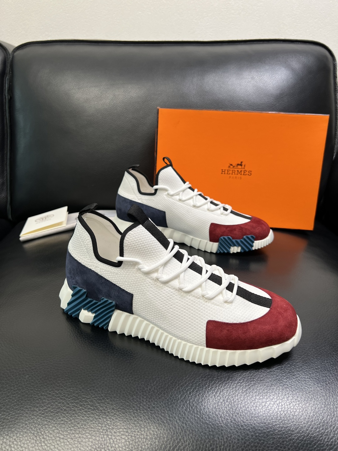 NO:680976,Hermes top purchasing agent, Hermès counters are selling the original configuration simultaneously, original cowhide fabrics imported from Italy, high-quality splicing technology, fully imported water-dyed cowhide linings, original soles specially provided by the factory, super comfortable, original factory high-quality goods, you can enter and exit the counter at will, welcome to compare at the counter, code number 38-44 (customized 45 46),, hermes, hermes, cowhide19860909Hermes 顶级代购 爱马仕 专柜同步发售原厂配置,意大利进口原版牛皮面料,高品质拼接工艺,全进口水染牛皮里垫,鞋底原厂特供原版底超级舒适,原厂跟单货 高品质,可随意进出专柜,欢迎对比专柜同步,码数 38-44（ 订做 45 46）,,hermes,hermes,cowhide,Men's shoes