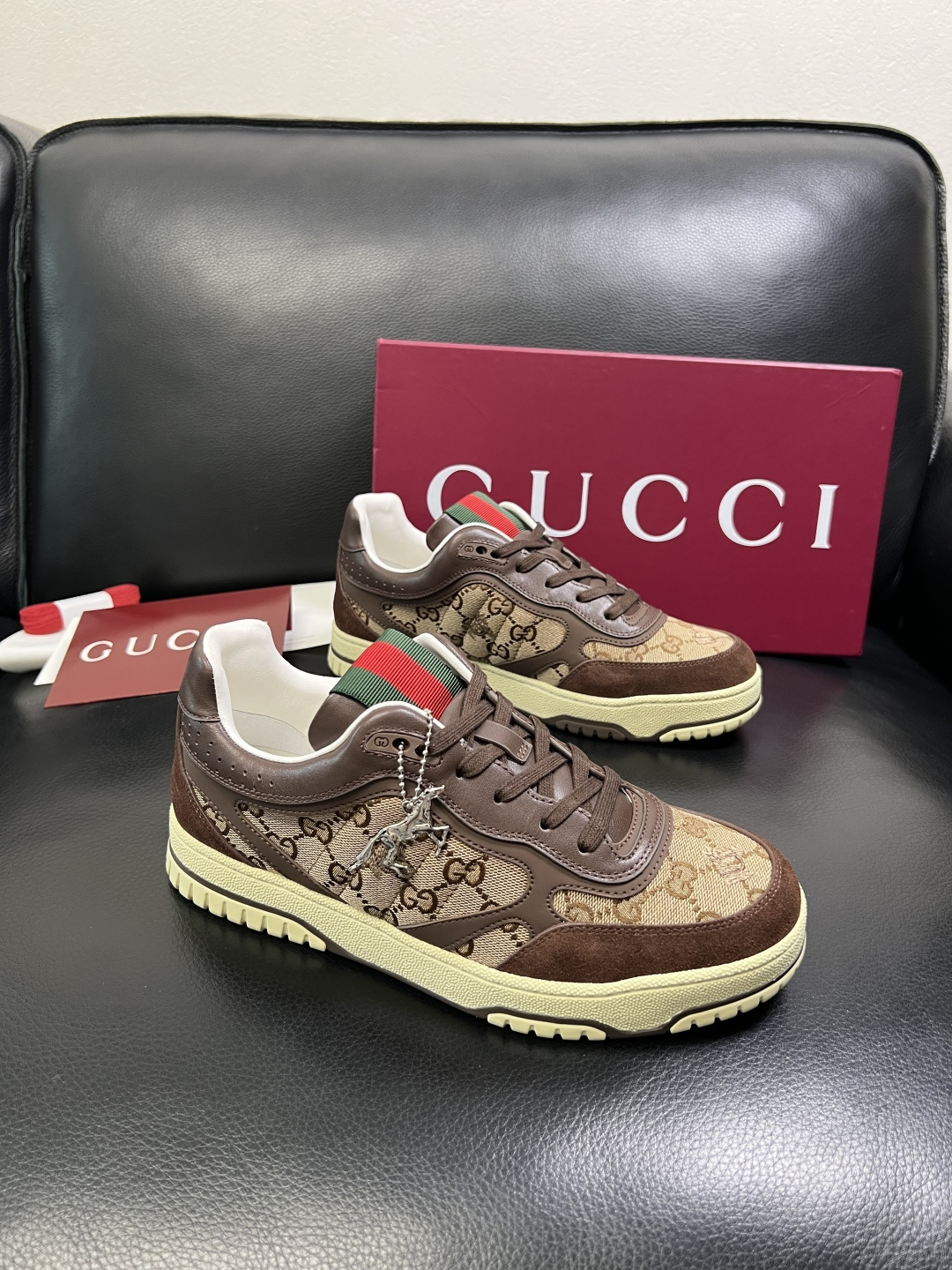 NO:680988,Gucci high-quality top handicrafts Gucci counter new model original configuration, Italian imported cowhide fabric, imported cowhide lining, breathable and comfortable, original soles are super comfortable, original factory and single goods, welcome to compare, code number 39-45 (customized 46),,gucci,cowhide19860909Gucci 高品质 顶级工艺品 古奇 专柜新款原厂配置,意大利进口牛皮面料,进口牛皮内里垫,透气舒适,鞋底原厂特供原版底超级舒适,原厂跟单货,欢迎对比,码数 39-45（订做 46）,,gucci,cowhide,Men's shoes