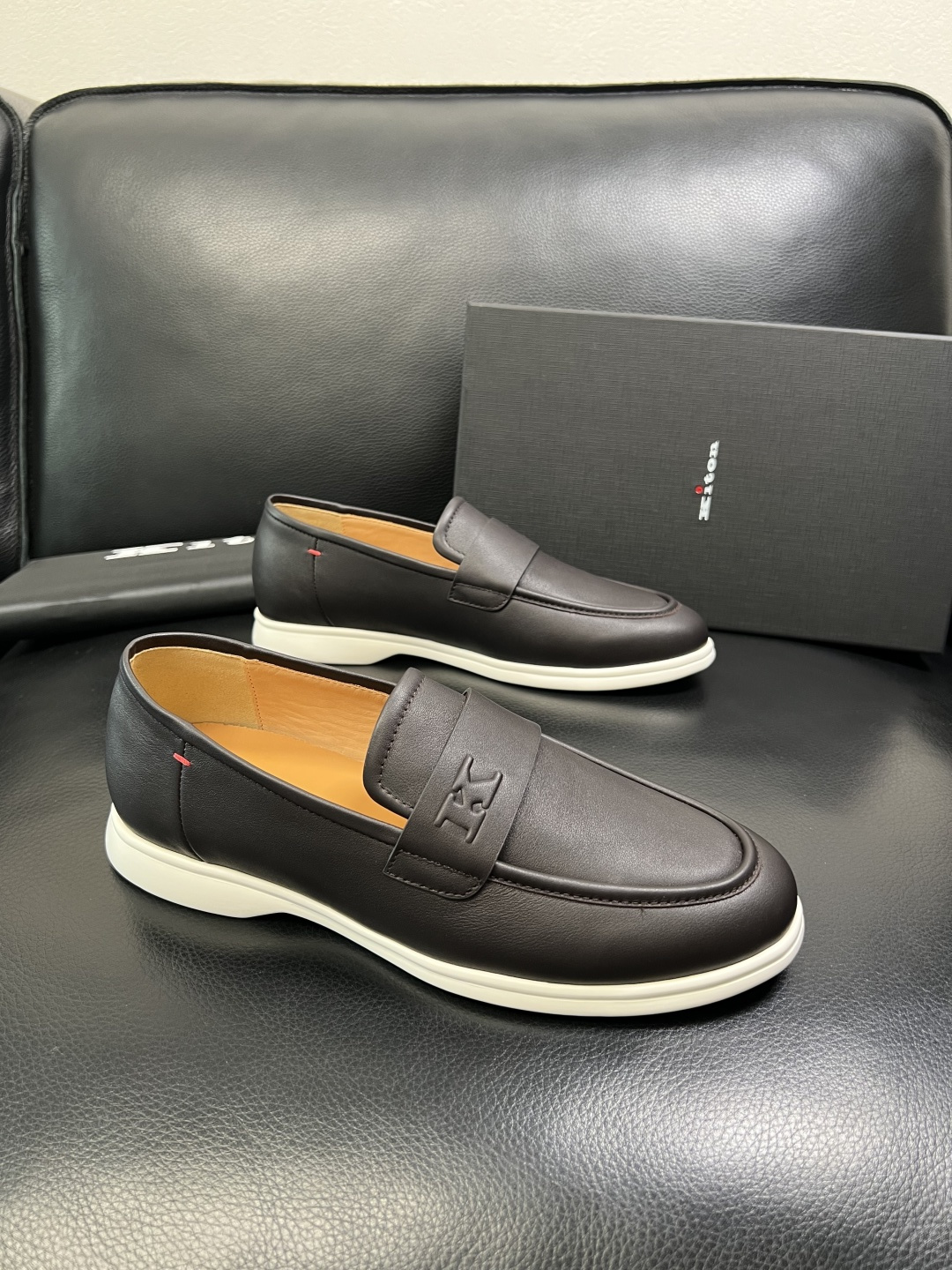 NO:681005,Just change the code without returning it. Kiton is a high-quality top handicraft. New products are synchronized at the counter. The upper is imported cowhide fabric from Italy, and the imported water-dyed cowhide lining is made by the original factory. The original sole is specially provided by the original factory. The exclusive movable molded sole is super comfortable. The original factory follows the order, high quality, welcome to compare, code number 39-44 (customized 38 45 46 47),,cowhide19860909只换码不退 kiton 高品质顶级工艺品 专柜新品同步,鞋面意大利进口牛皮面料,进口水染牛皮内里垫,鞋底原厂特供原版底,独家活动成型底超级舒适,原厂跟单货, 高品质,欢迎对比,码数 39-44 (订做38 45 46 47),,cowhide,Men's shoes