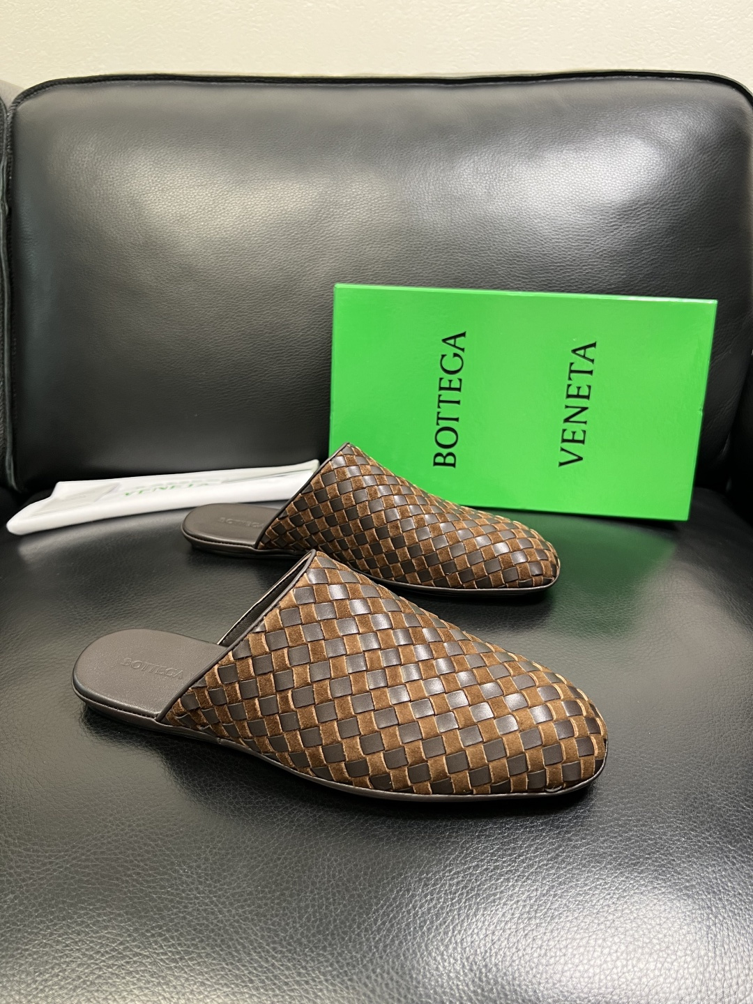 NO:690040,BOTTEGA VENETA top purchasing agent, synchronized with Bottega Veneta counters, uppers are made of woven cowhide fabric imported from Italy, breathable cowhide lining is comfortable, original soles are specially provided by the original factory, exclusive movable molded soles are super comfortable, original factory follow-up orders, high quality, you can enter and exit the counter at will, welcome to compare, women's size 35-39 (order 34 40 41) men's size 39-44 (order 38 45 46  47) 46,47 plus,,bottega veneta,bottega veneta,cowhide19860909BOTTEGA VENETA 顶级代购 葆蝶家 专柜同步,鞋面意大利进口编织牛皮面料,透气牛皮内里舒适,鞋底原厂特供原版底,独家活动成型底超级舒适,原厂跟单货,高品质,可随意进出专柜,欢迎对比,女码 35-39（订 34 40 41）男码 39-44（订 38 45 46 47）46,47加,,bottega veneta,bottega veneta,cowhide,Men's shoes