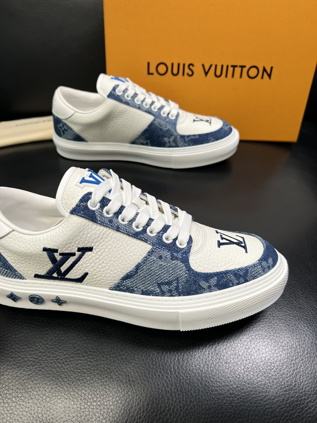Lv 高品质 顶级工艺品 路易威登，运动板鞋专柜同步，鞋面意大利进口，高品质拼接缤纷色彩复杂工艺品，进口