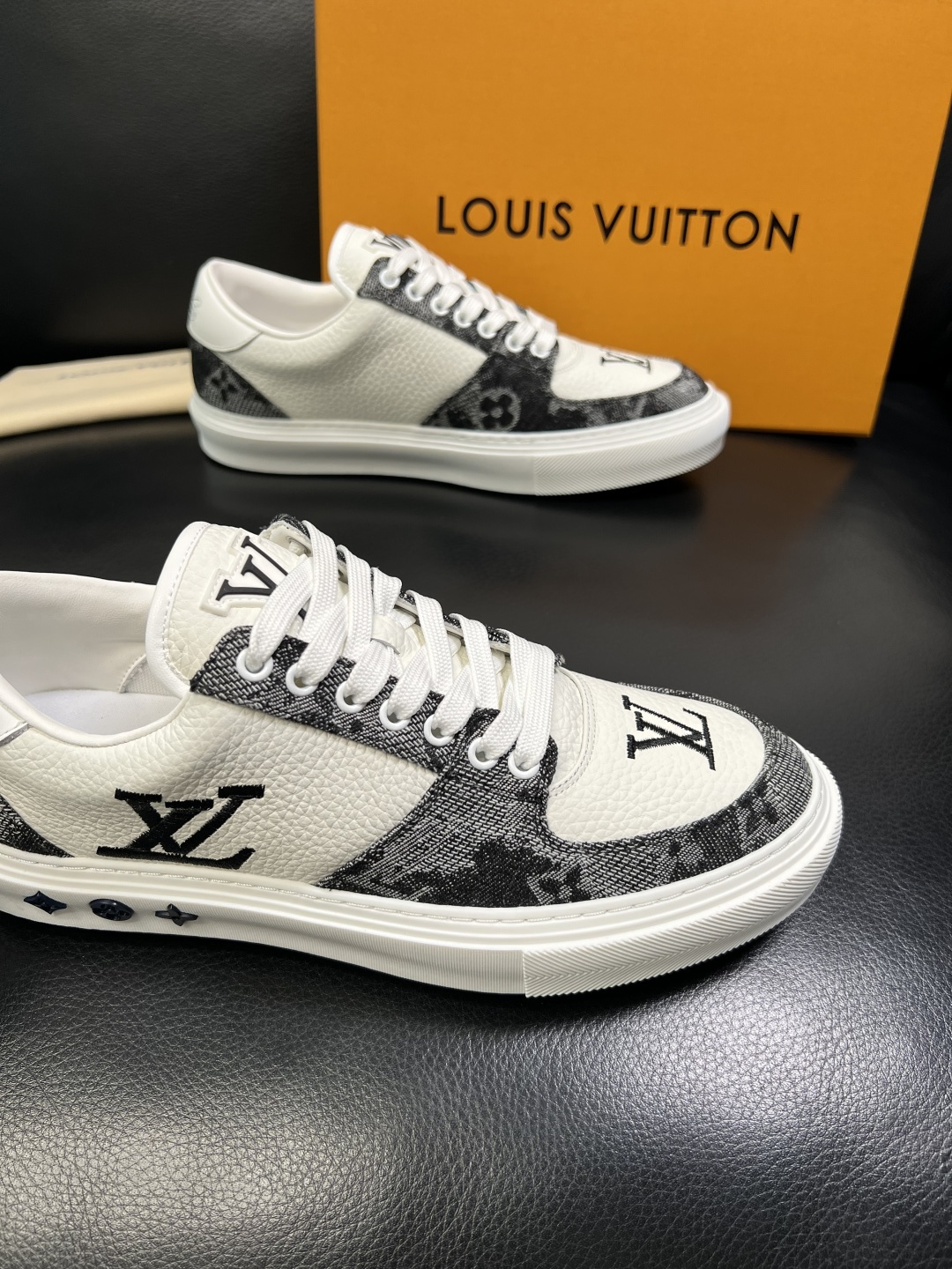 Lv 高品质 顶级工艺品 路易威登，运动板鞋专柜同步，鞋面意大利进口，高品质拼接缤纷色彩复杂工艺品，进口