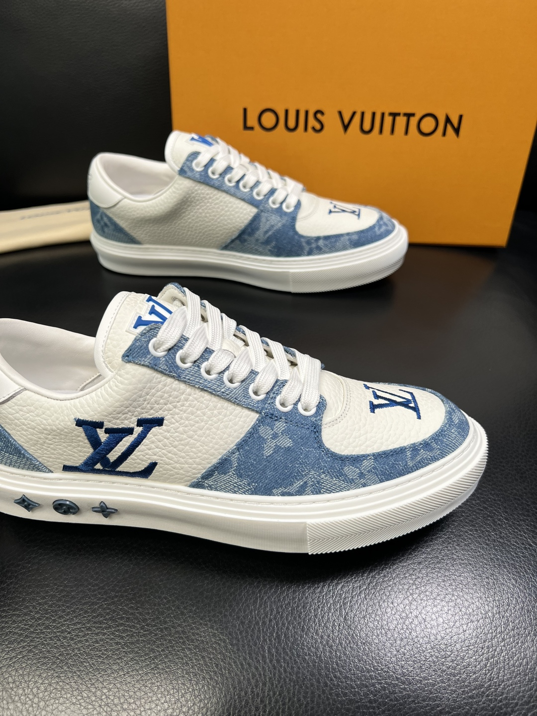 Lv 高品质 顶级工艺品 路易威登，运动板鞋专柜同步，鞋面意大利进口，高品质拼接缤纷色彩复杂工艺品，进口