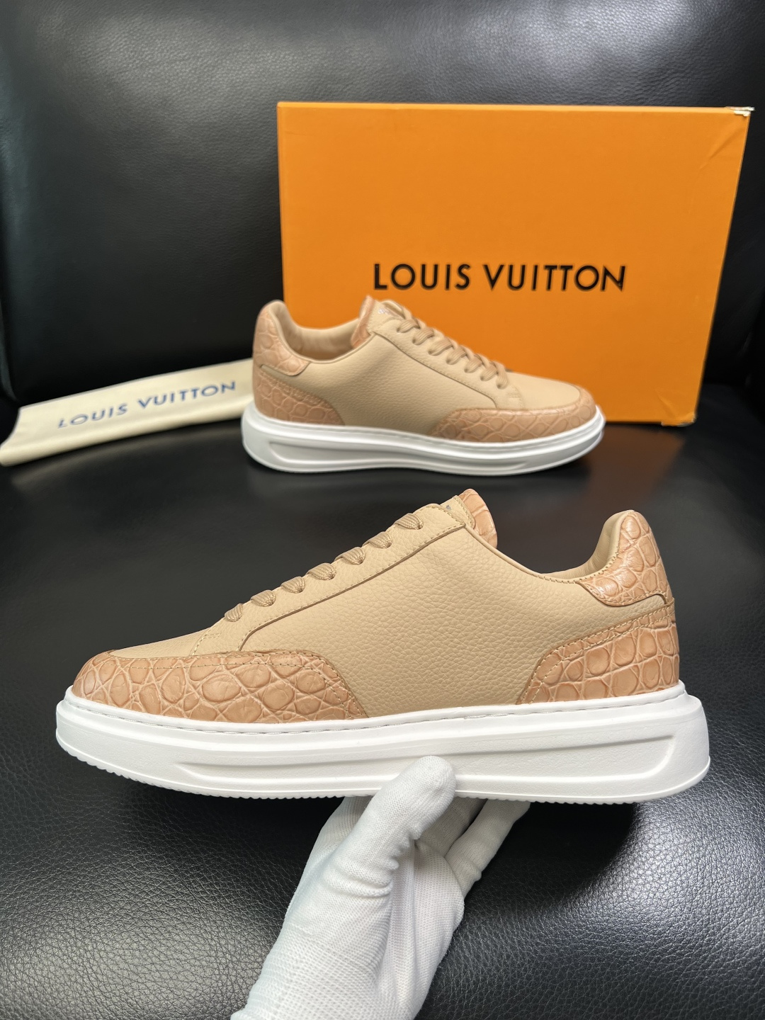 Lv 高品质 顶级工艺品 路易威登，运动板鞋专柜同步，鞋面意大利进口，高品质拼接缤纷色彩复杂工艺品，进口